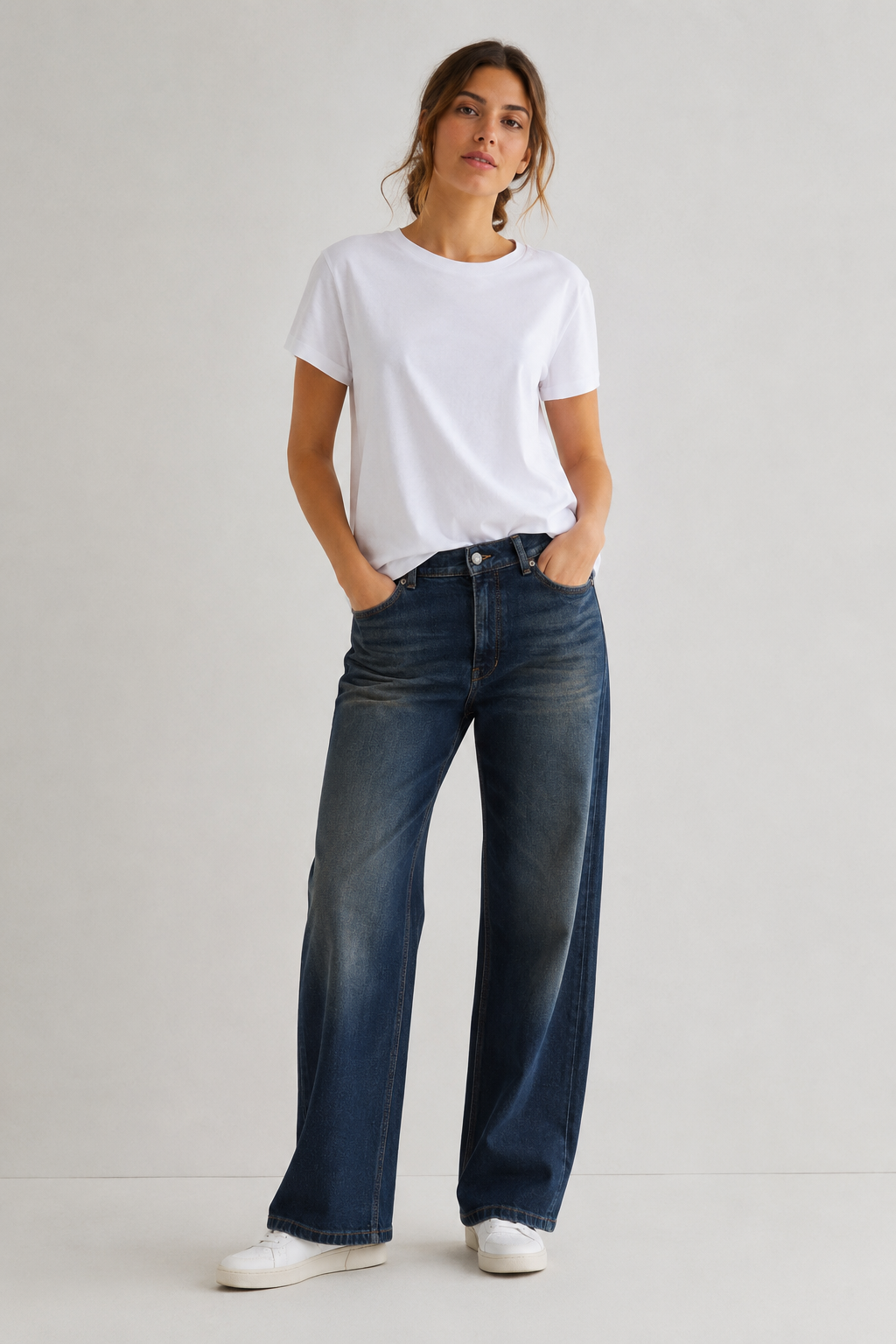 Model trägt die dunkelblaue DRYKORN FLOWN Wide-Leg-Jeans mit braunen Kontrastnähten und klassischem Five-Pocket-Design.