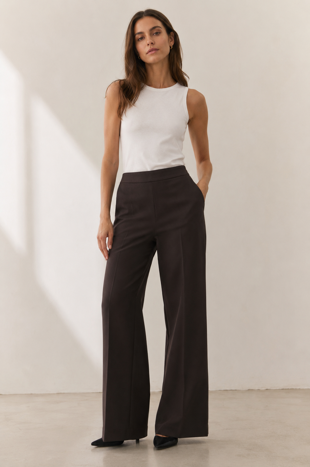 DRYKORN BEFORE Marlenehose in Dunkelbraun mit hohem Bund und weitem geradem Bein aus Viskose-Mix.