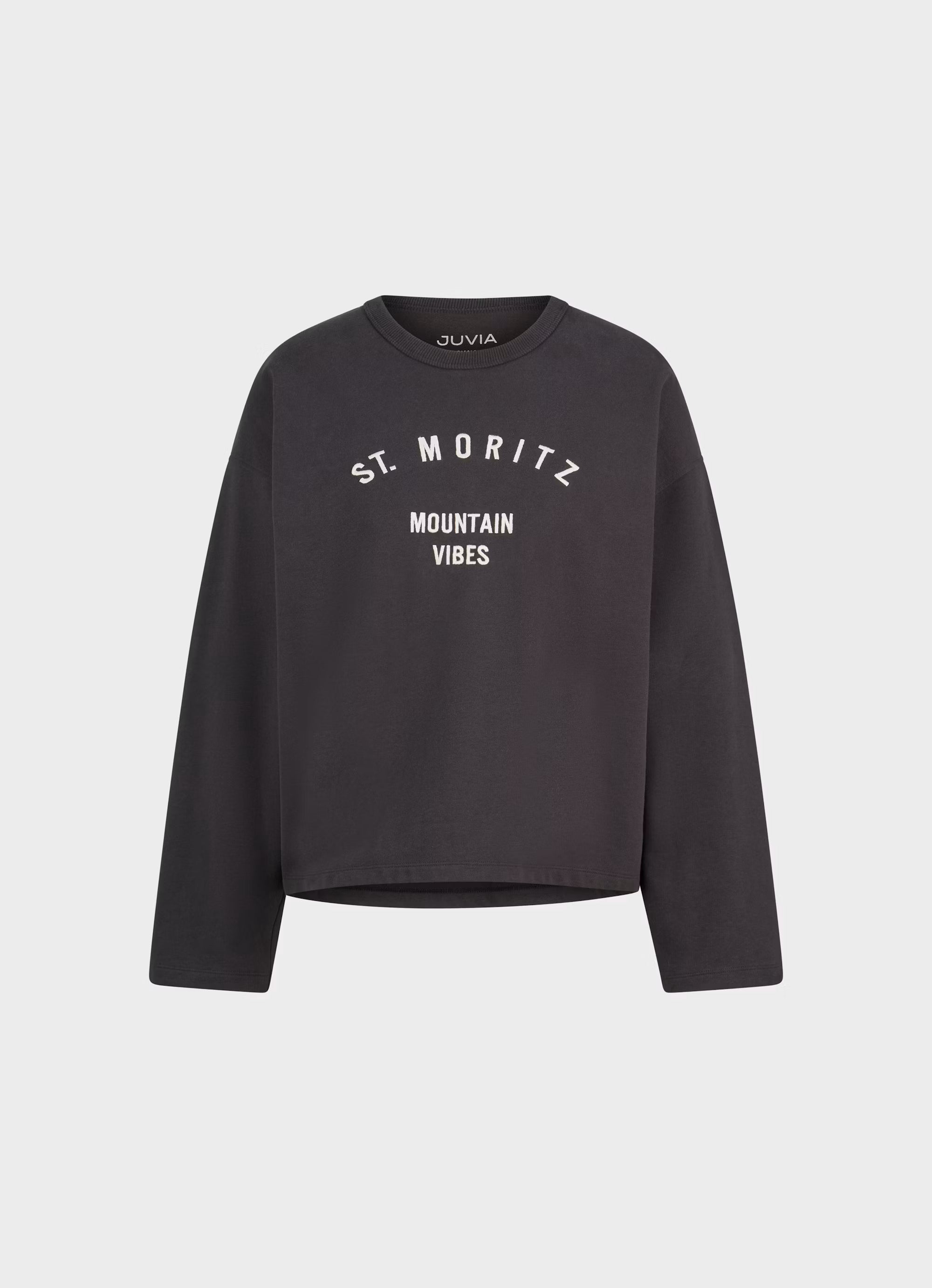 Juvia Sweatshirt „St. Moritz Mountain Vibes“ in Anthrazit mit Frontprint, locker geschnitten und lässig kombiniert.