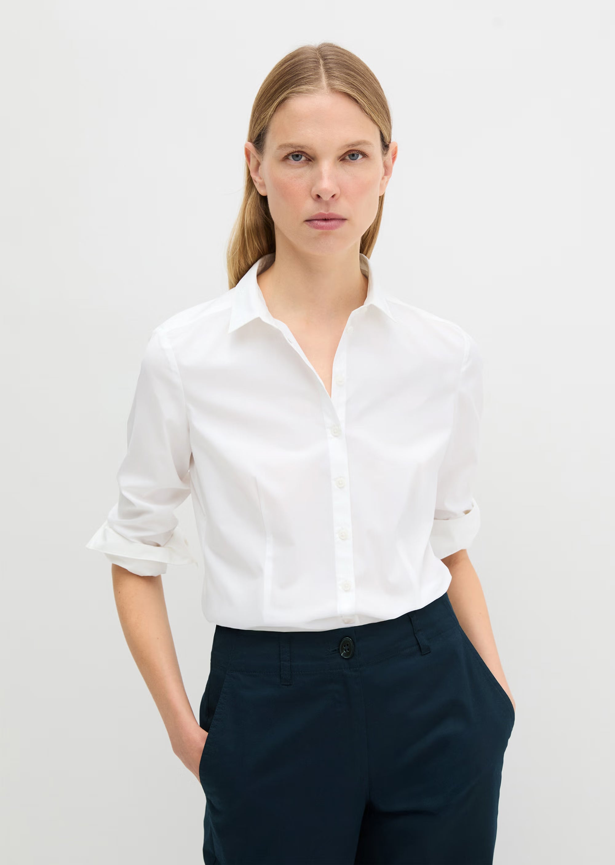 Marc O'Polo Langarm-Bluse in Weiß aus hochwertiger Stretch-Popeline mit Kentkragen, Knopfleiste, Slim-Fit-Passform und dezentem Logo-Stick auf der Brust.