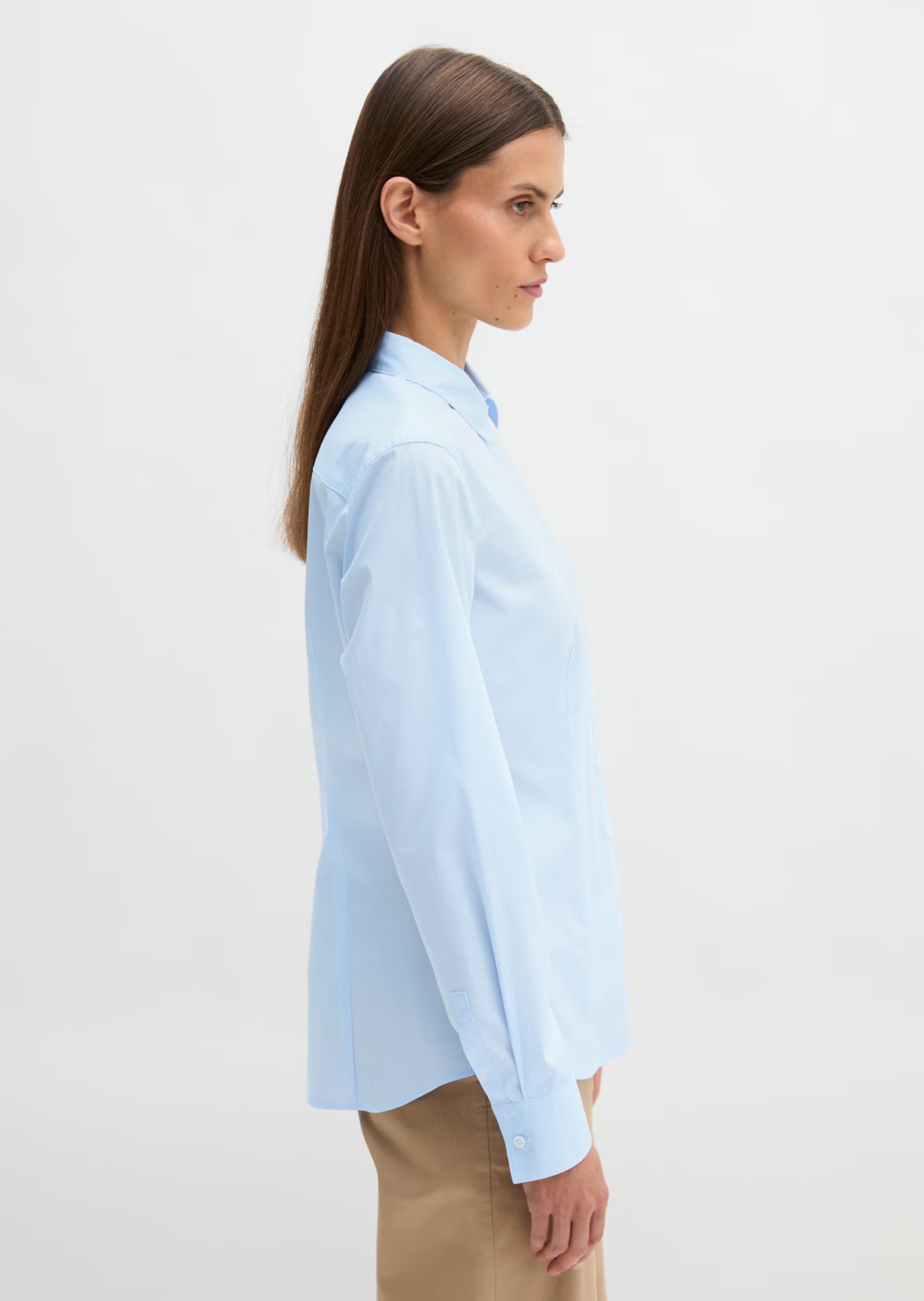 Marc O'Polo Langarm-Bluse in Blau aus hochwertiger Stretch-Popeline mit Kentkragen, Knopfleiste, Slim-Fit-Passform und dezentem Logo-Stick auf der Brust.