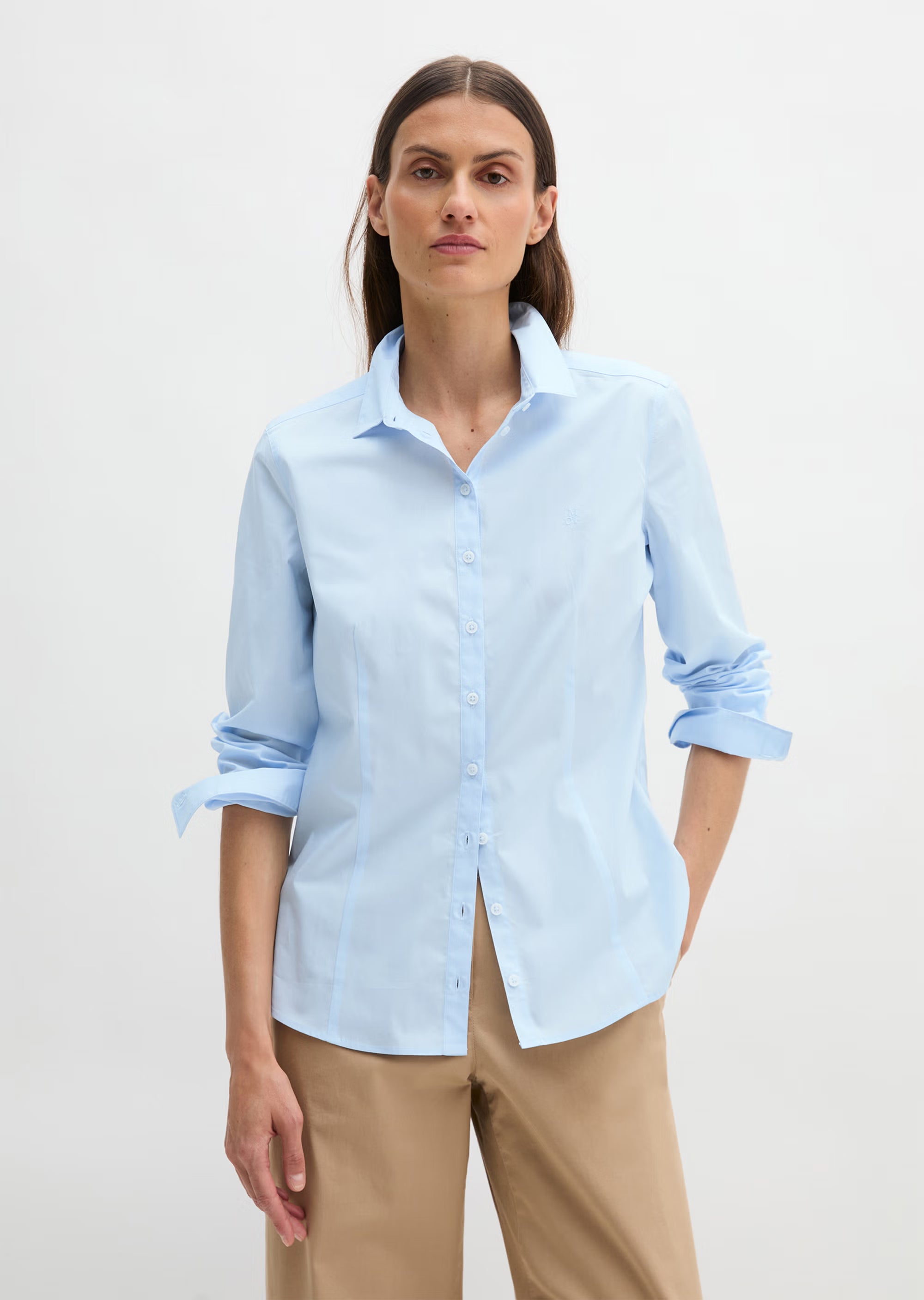 Marc O'Polo Langarm-Bluse in Blau aus hochwertiger Stretch-Popeline mit Kentkragen, Knopfleiste, Slim-Fit-Passform und dezentem Logo-Stick auf der Brust.