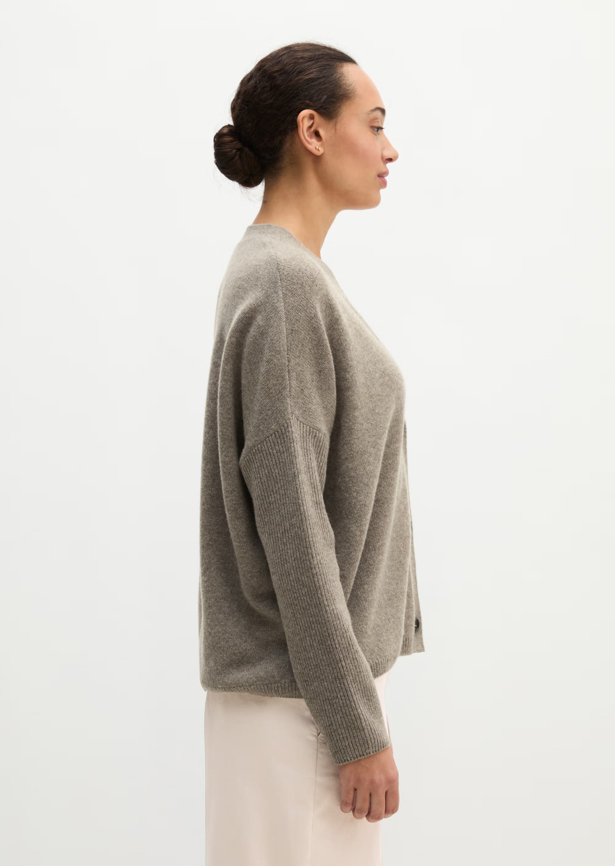 MARC O’POLO Oversize Cardigan aus flauschiger Lambswool in Taupe mit V-Ausschnitt und Knopfleiste.