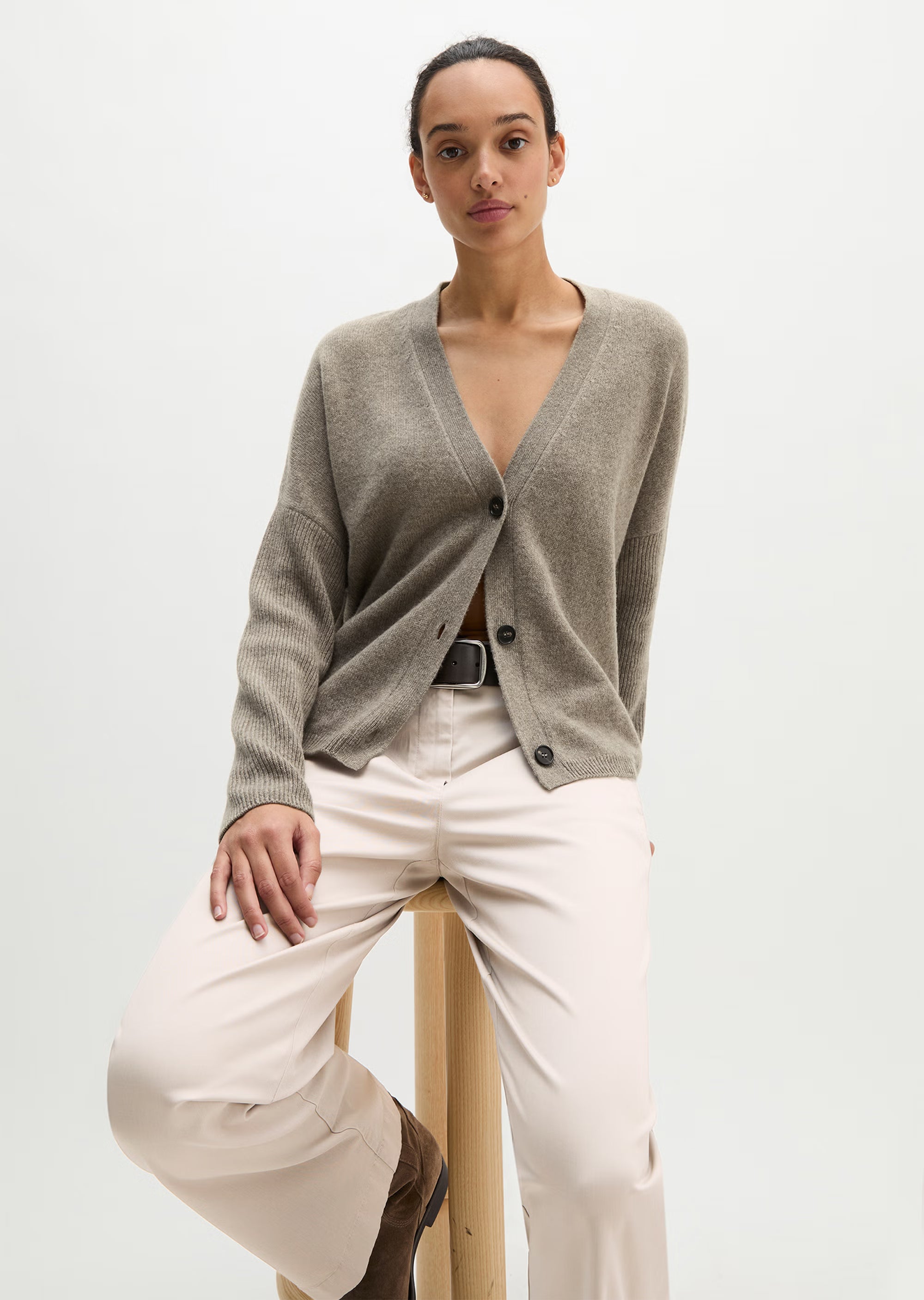 MARC O’POLO Oversize Cardigan aus flauschiger Lambswool in Taupe mit V-Ausschnitt und Knopfleiste.