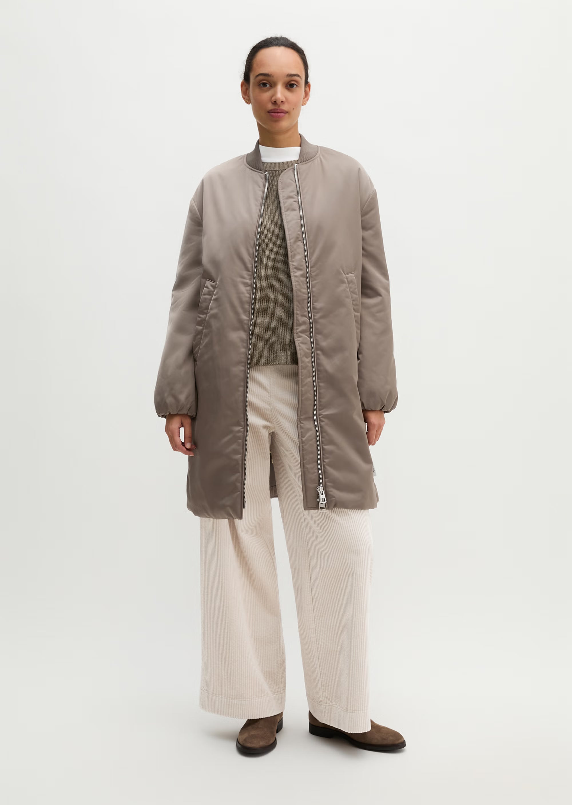 Marc O'Polo Blousonmantel im Aviator-Stil aus recyceltem Polyester in Stone Taupe mit Regular Fit und leicht verlängerter Passform.