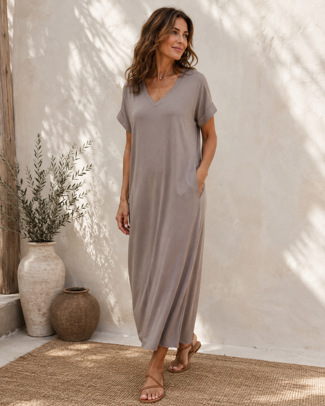 Marta du Château Maxikleid in Taupe mit V-Ausschnitt und kurzen umgeschlagenen Ärmeln. Locker geschnittenes Jerseykleid in fließender Qualität, ideal für einen entspannten Sommer-Look.