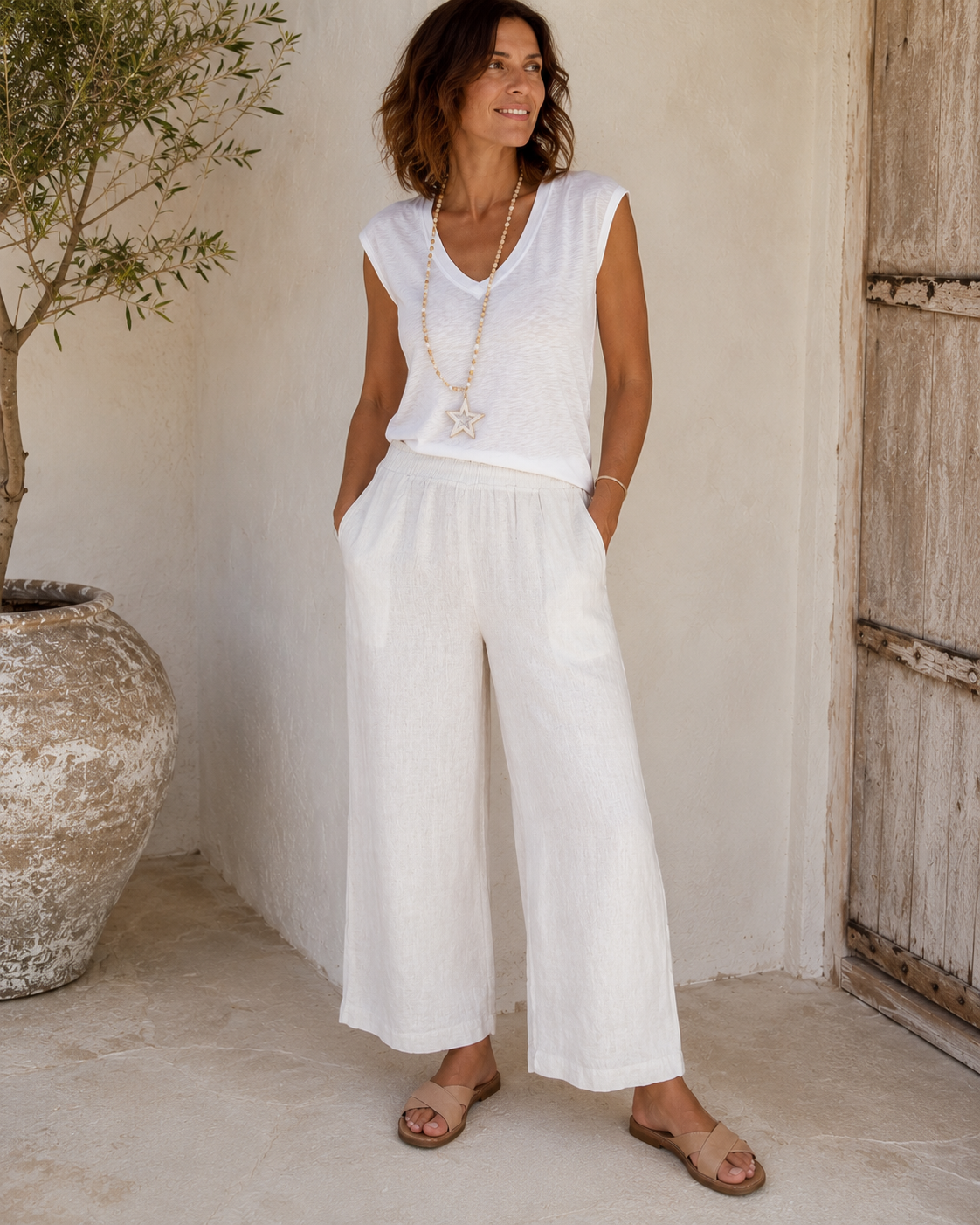 Knöchellange Leinenhose in Offwhite von Marta du Château mit elastischem Bund und weitem Bein.