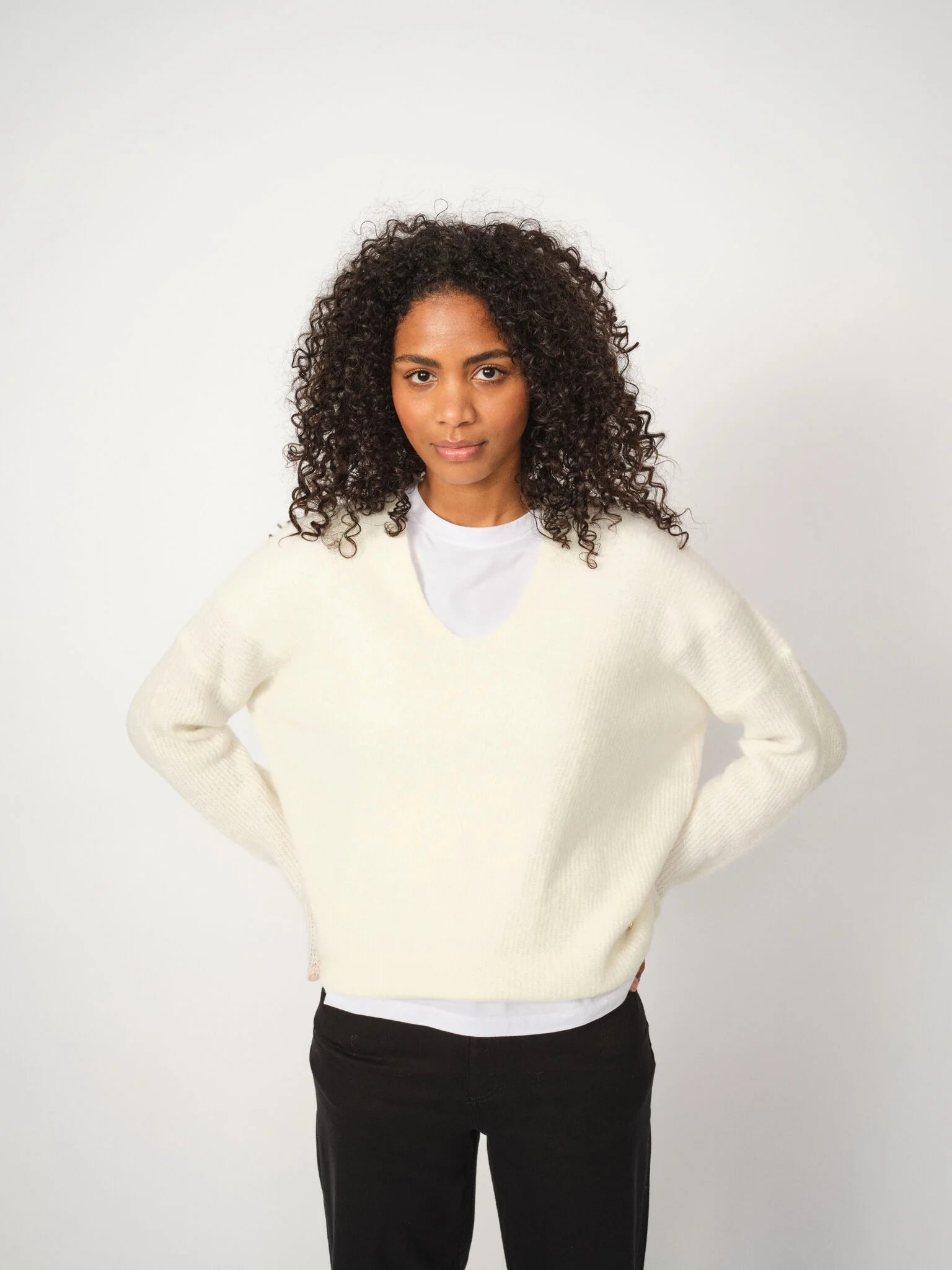 Model trägt Mos Mosh Pullover THORA in ecru aus weichem Alpaka-Wollmix mit V-Ausschnitt und lockerer Passform.