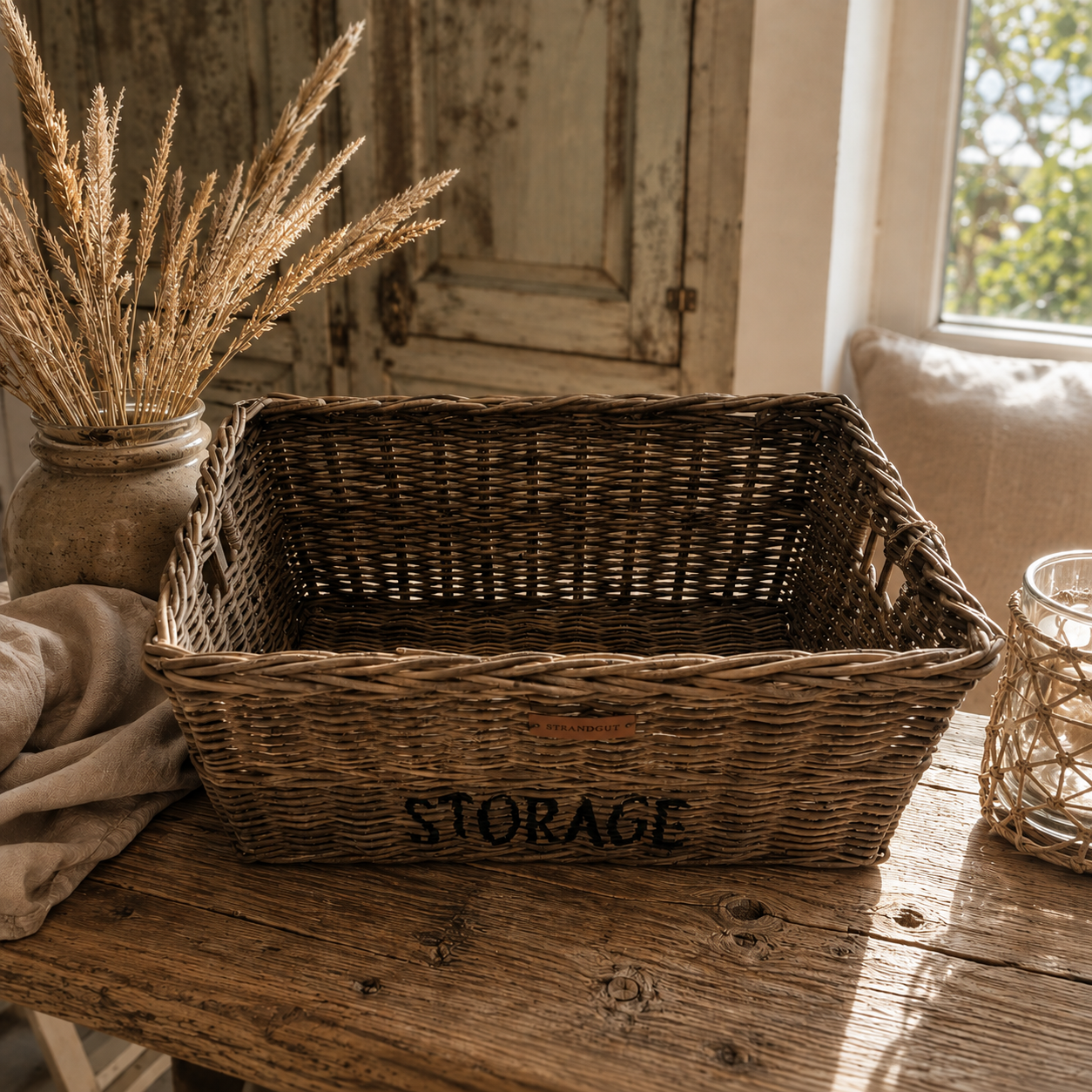 Rattan Storage Korb von STRANDGUT in natürlichem Braun als dekorativer Aufbewahrungskorb im Regal