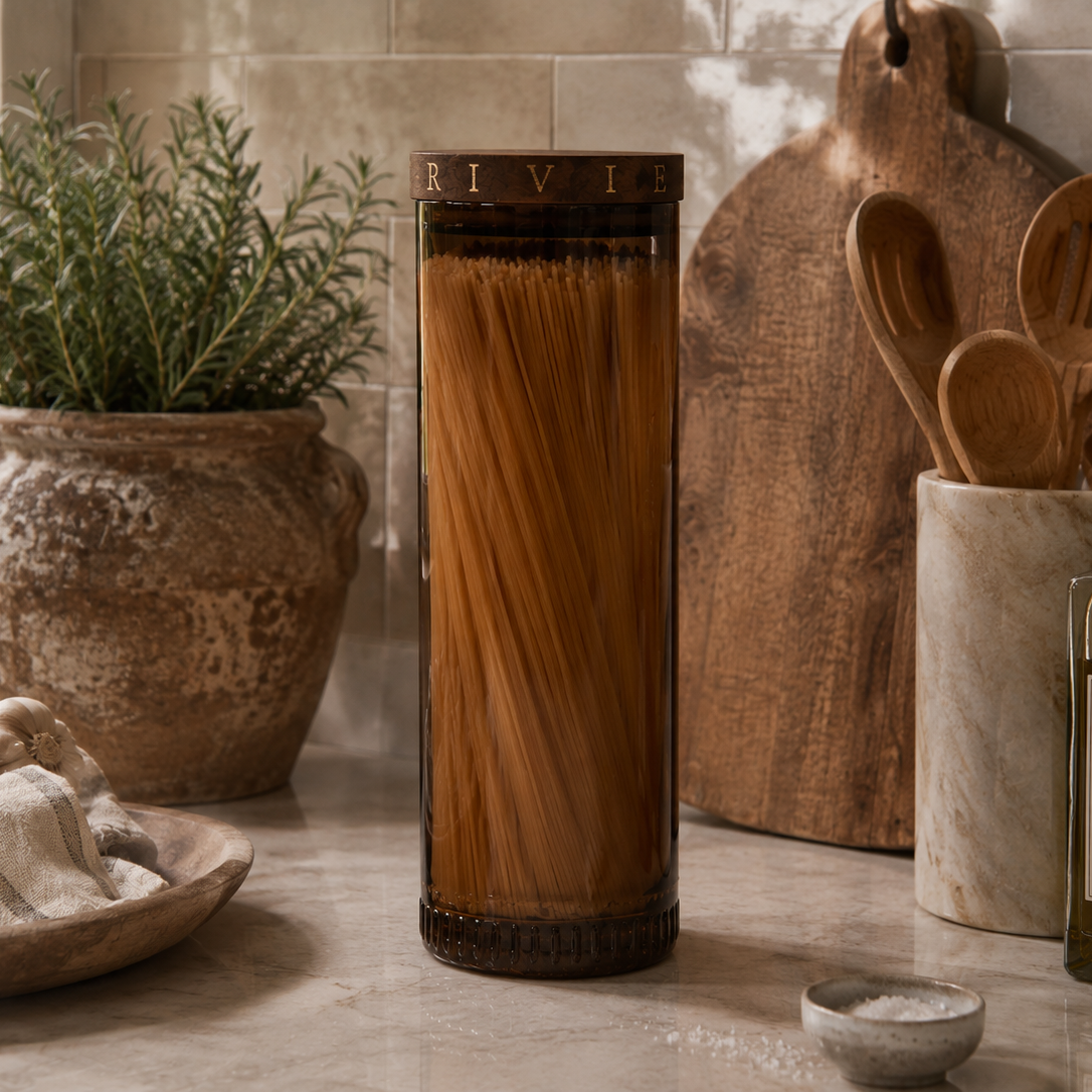 Riviera Maison Sardis Storage Jar Tall aus dunkelbraunem Rauchglas mit Holzdeckel als stilvolles Vorratsglas für Spaghetti in einer modernen Landhausküche.