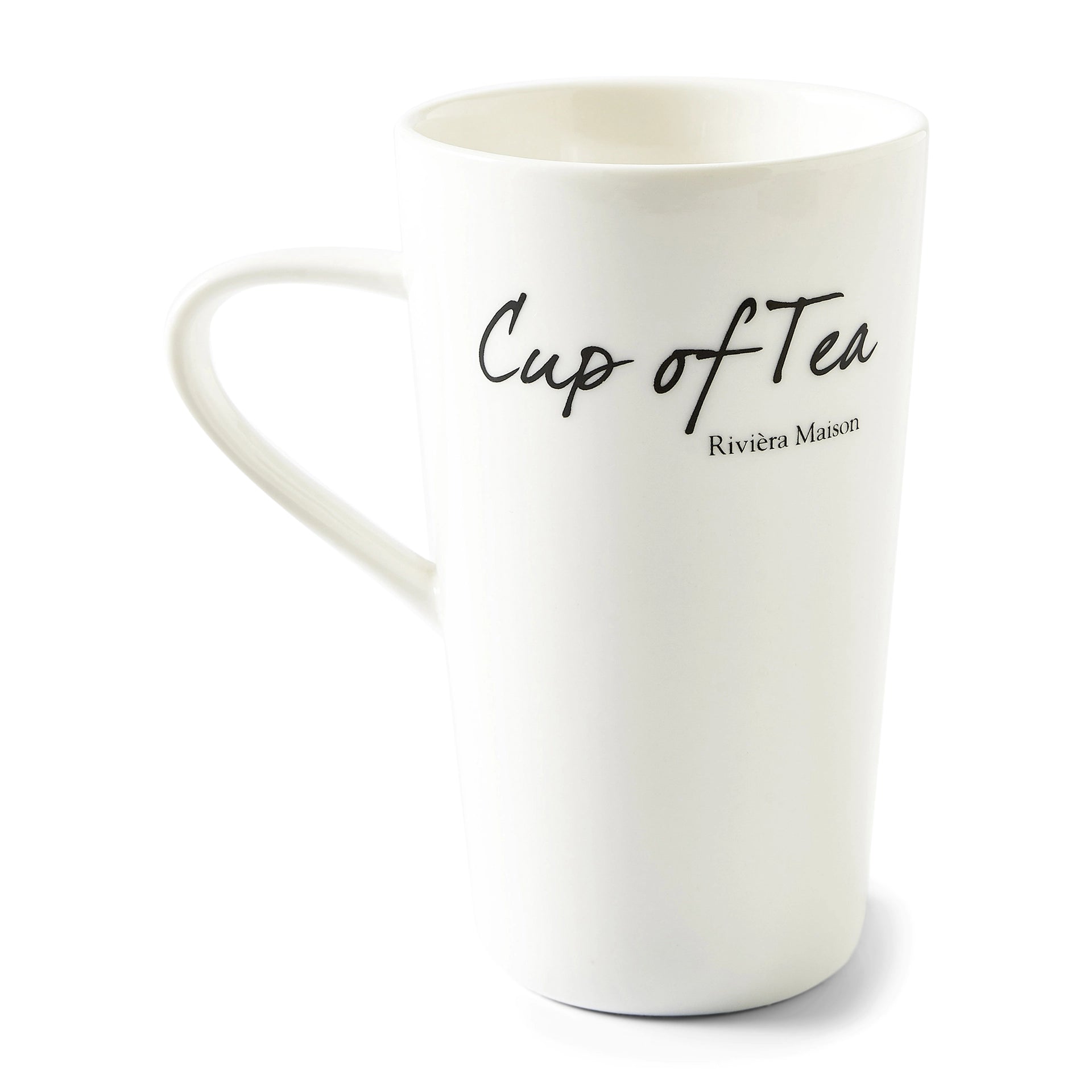 Weiße Teetasse aus Porzellan von Riviera Maison mit schwarzer „Cup of Tea“-Aufschrift.