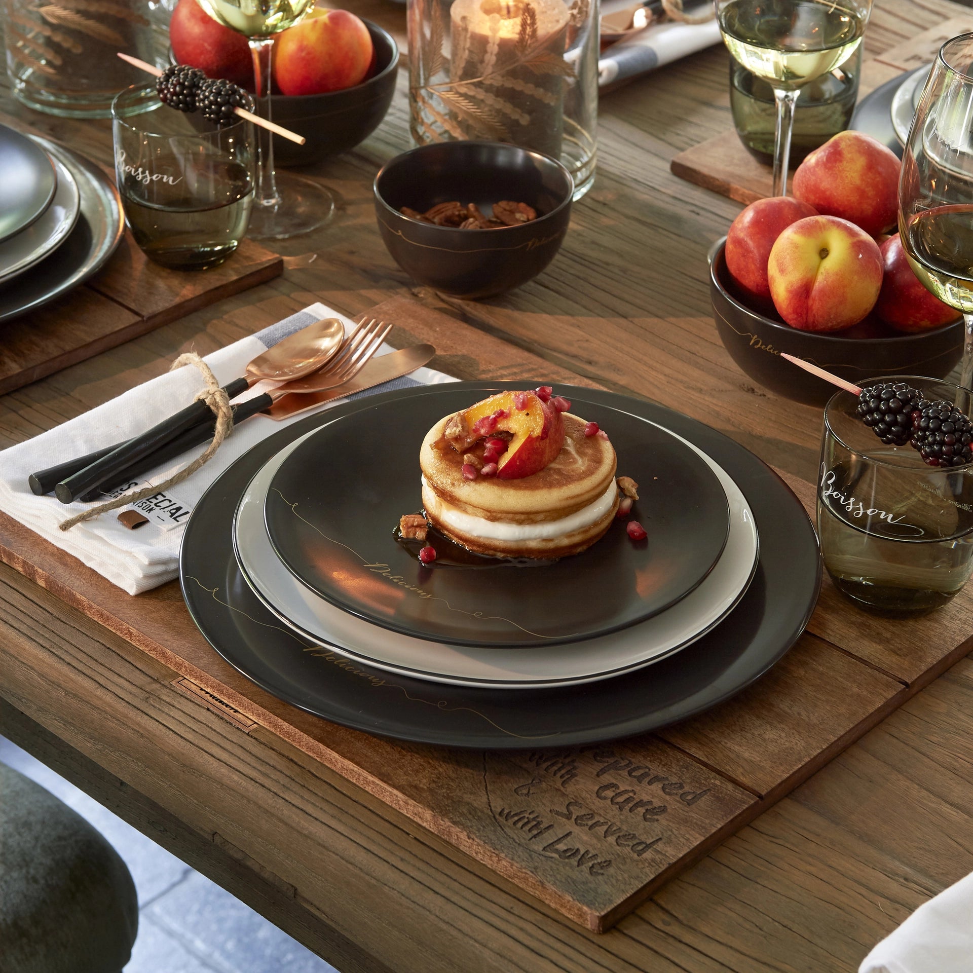 Rechteckiges Servierbrett aus Mangoholz von Riviera Maison mit eingravierter Schrift „Prepared with care & served with love“.