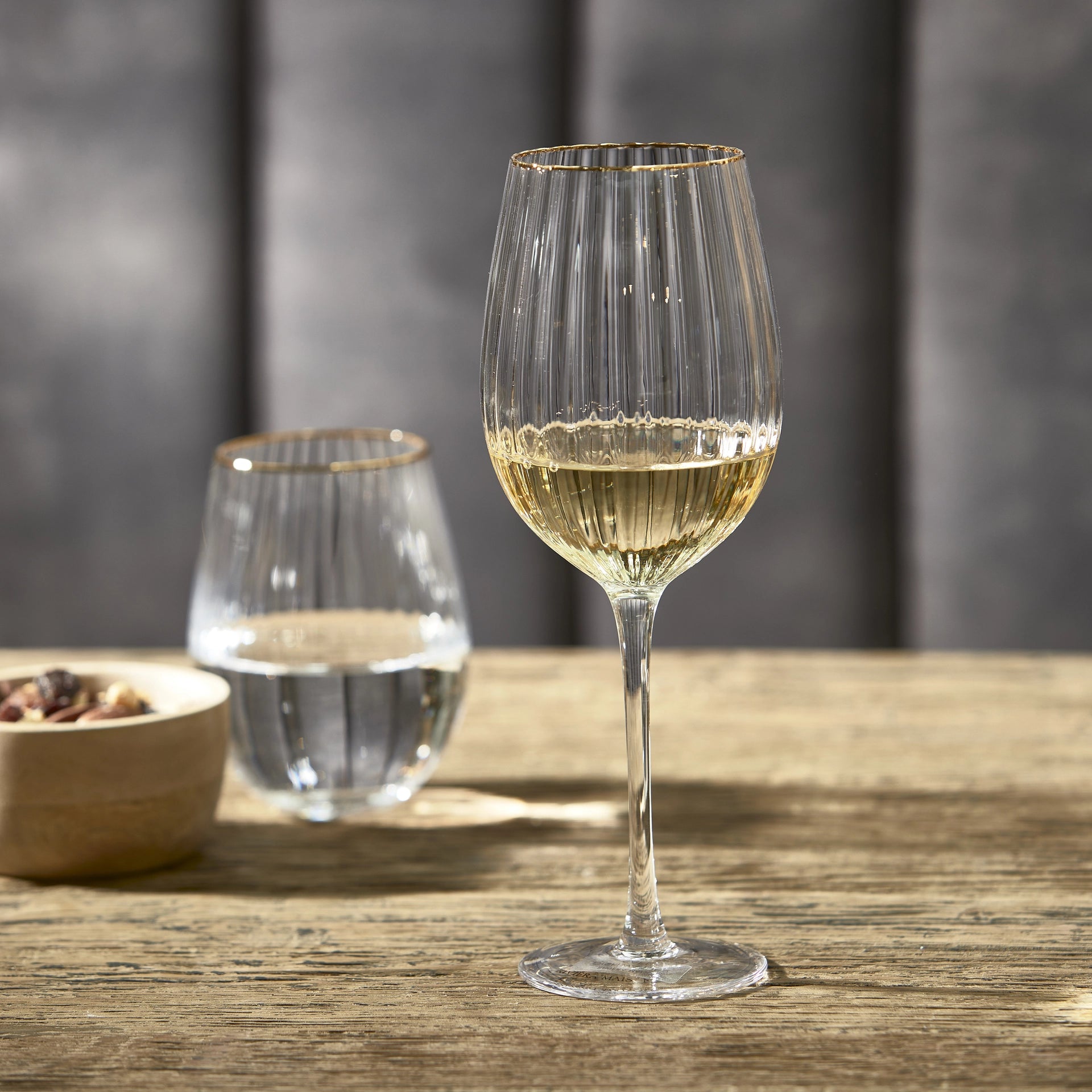 Riviera Maison Les Saisies Wine Glass aus Klarglas mit feiner vertikaler Rillenstruktur und Goldrand.