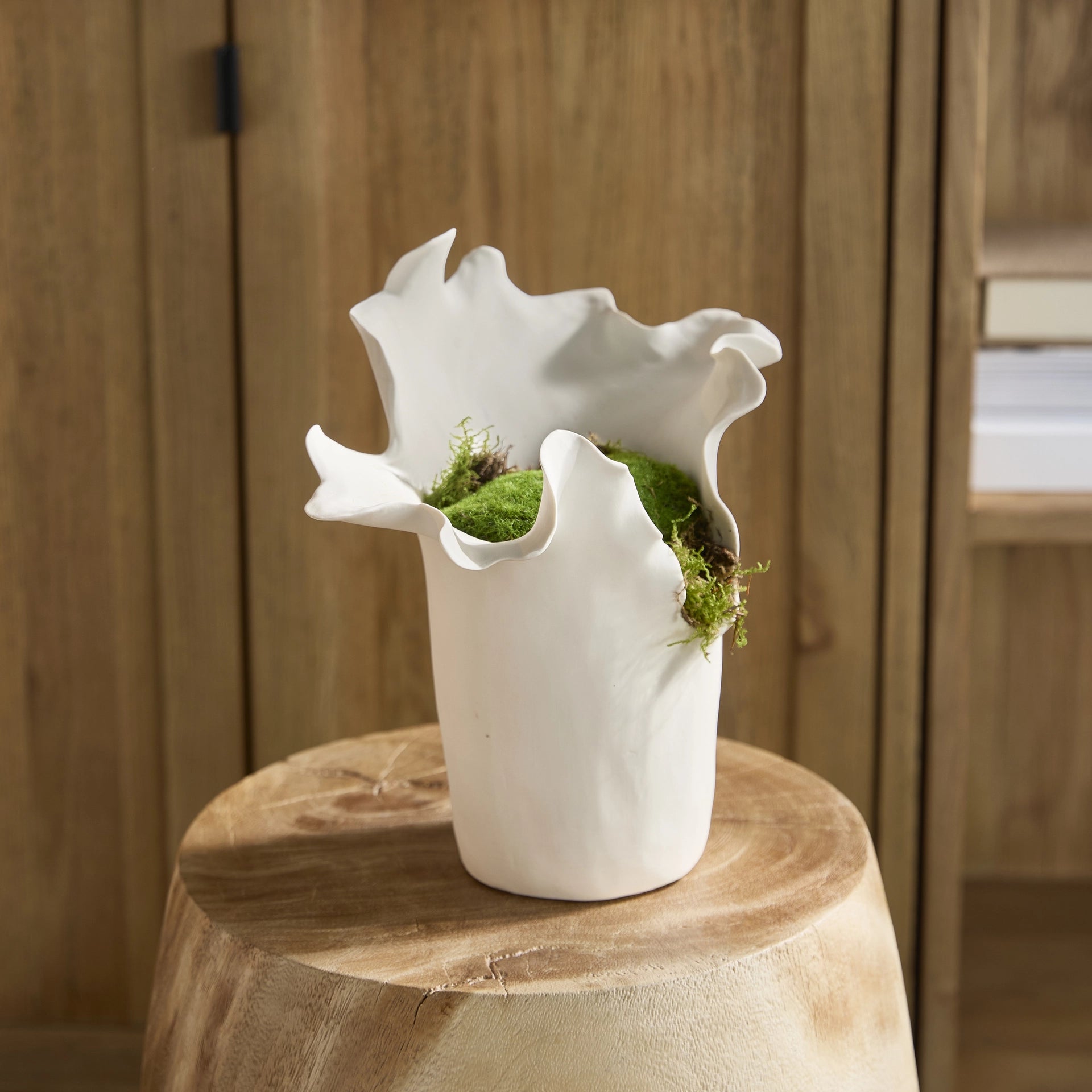 Riviera Maison Atelier Studio Vase S aus weißer Keramik mit organisch geformtem, gewelltem Rand.