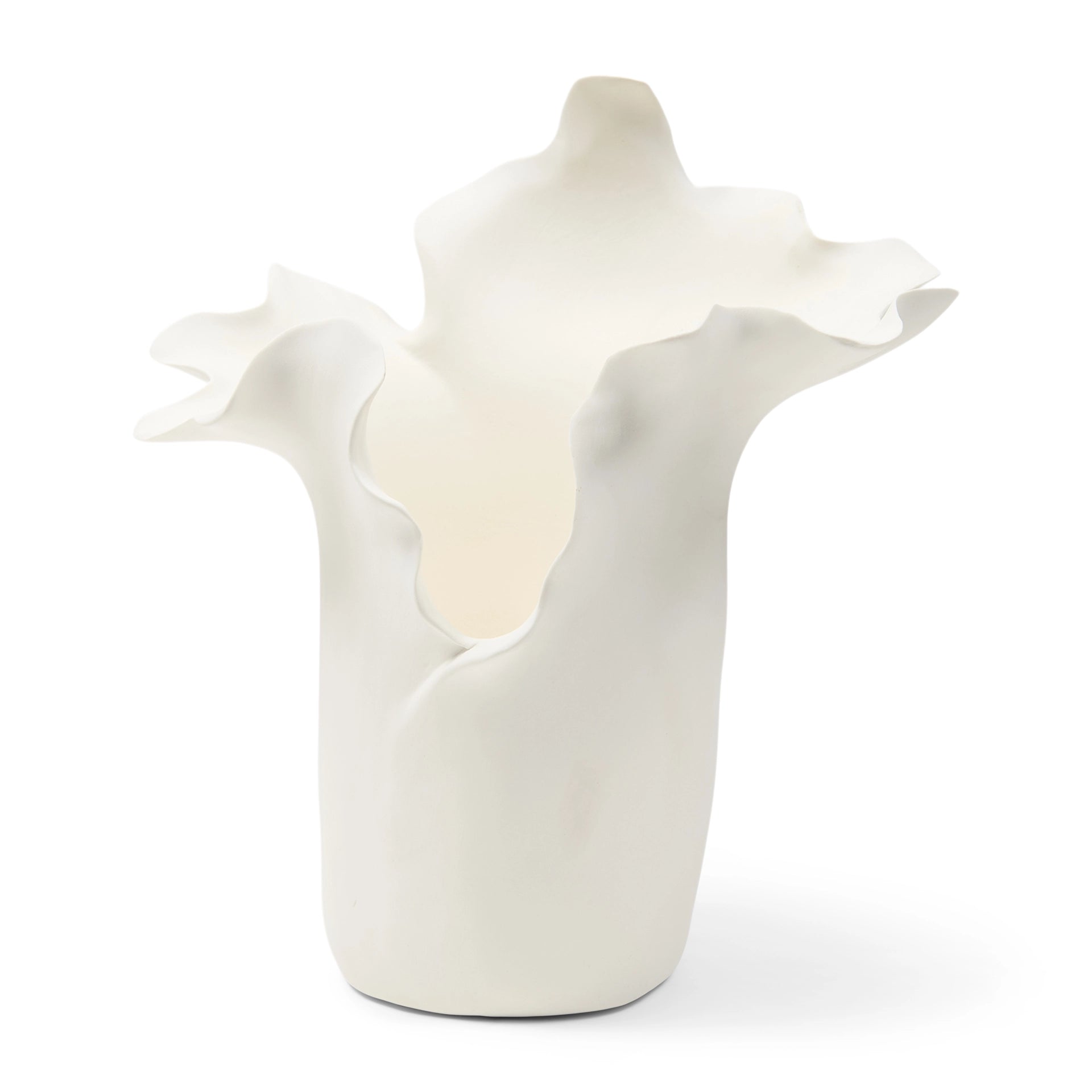 Riviera Maison Atelier Studio Vase S aus weißer Keramik mit organisch geformtem, gewelltem Rand.