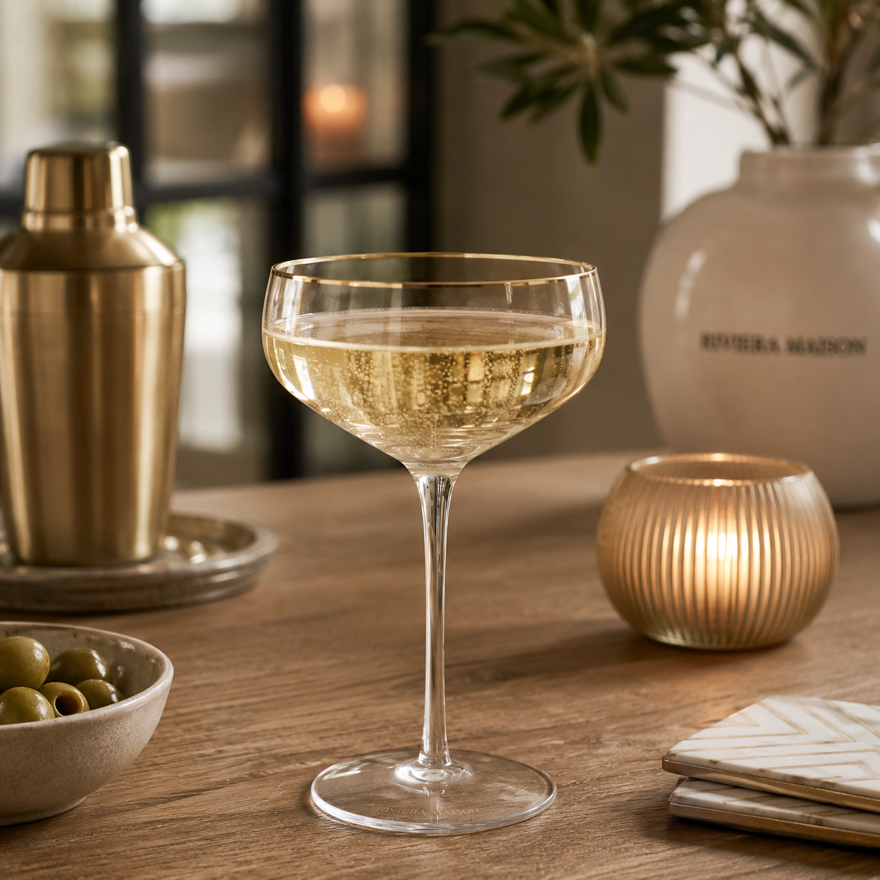 Riviera Maison Maison Coupe Gold aus Klarglas mit feinem Goldrand und elegantem Stiel.