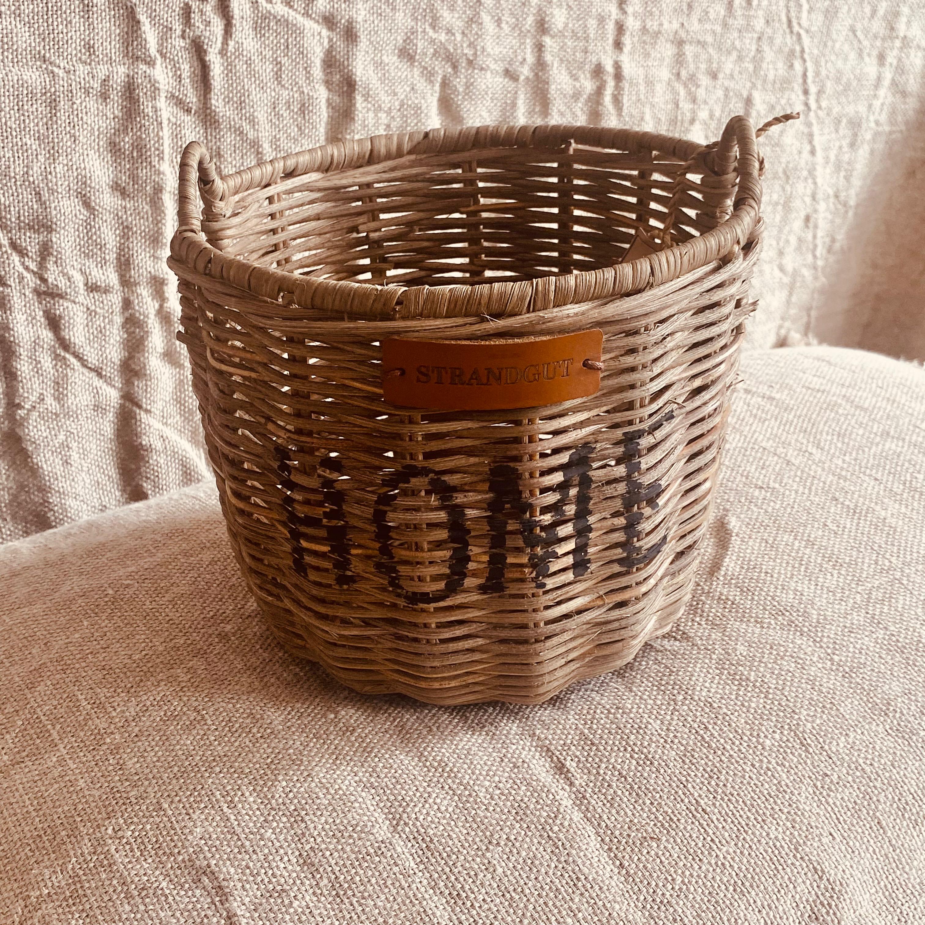 Rattan Basket HOME von STRANDGUT mit schwarzem HOME-Schriftzug und seitlichen Griffen in zwei Größen