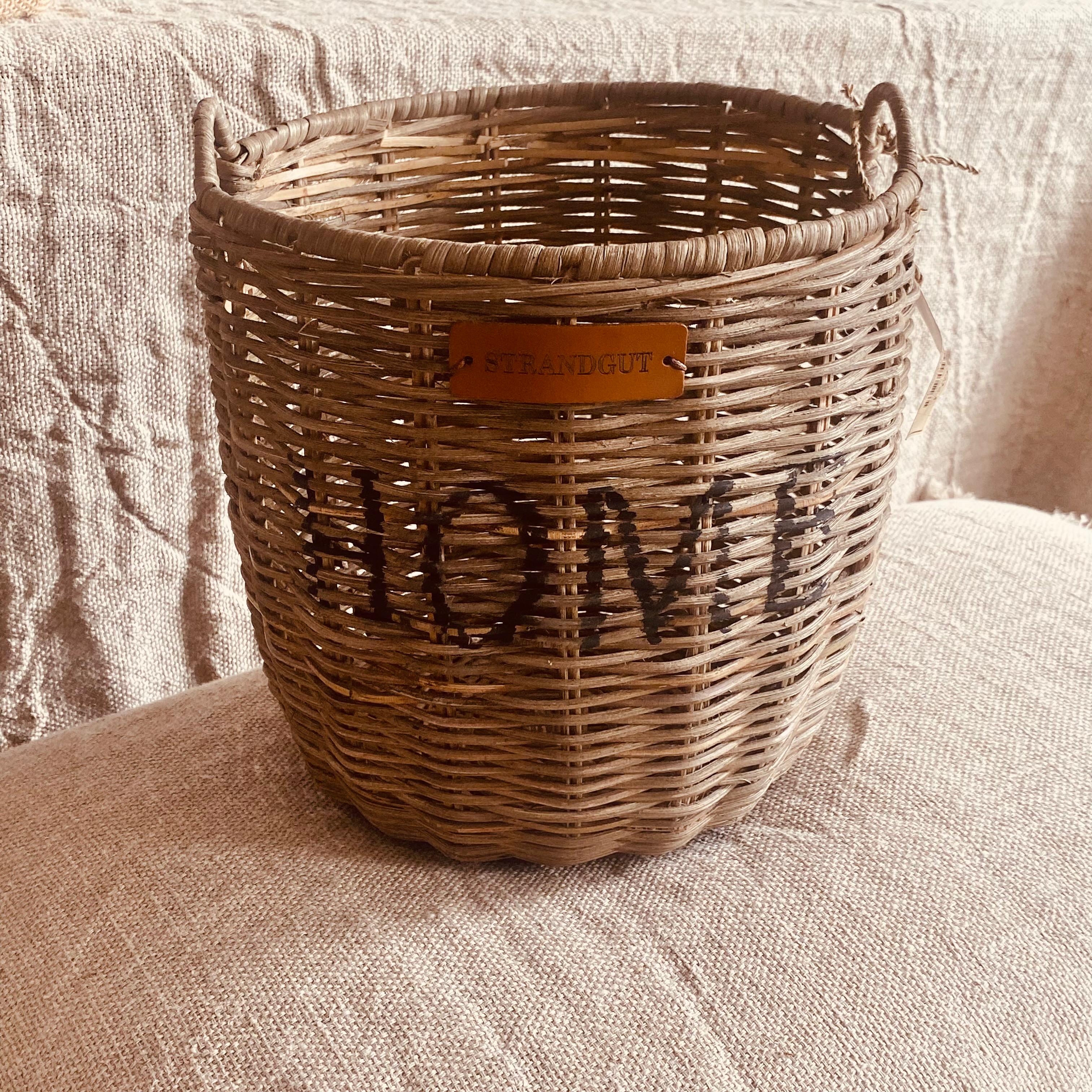 Rattan Basket HOME von STRANDGUT mit schwarzem HOME-Schriftzug und seitlichen Griffen in zwei Größen