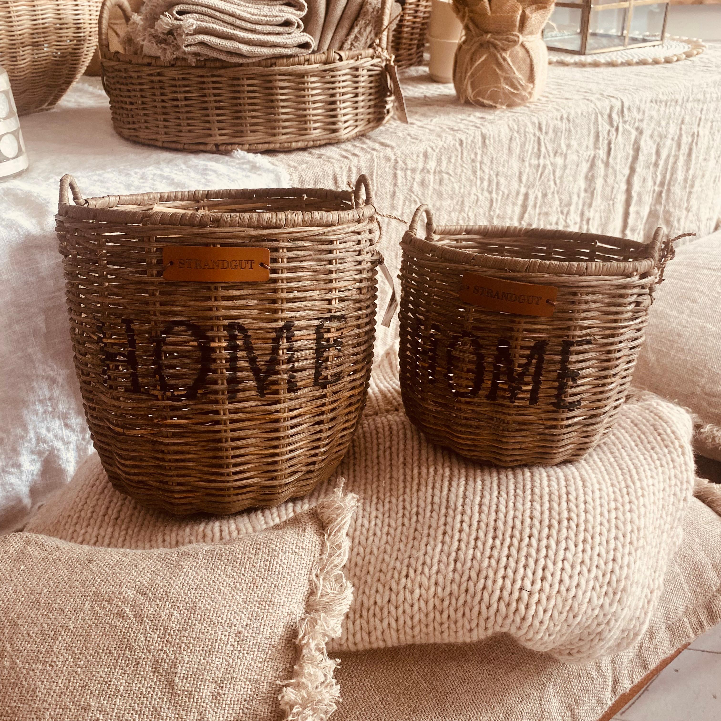 Rattan Basket HOME von STRANDGUT mit schwarzem HOME-Schriftzug und seitlichen Griffen in zwei Größen