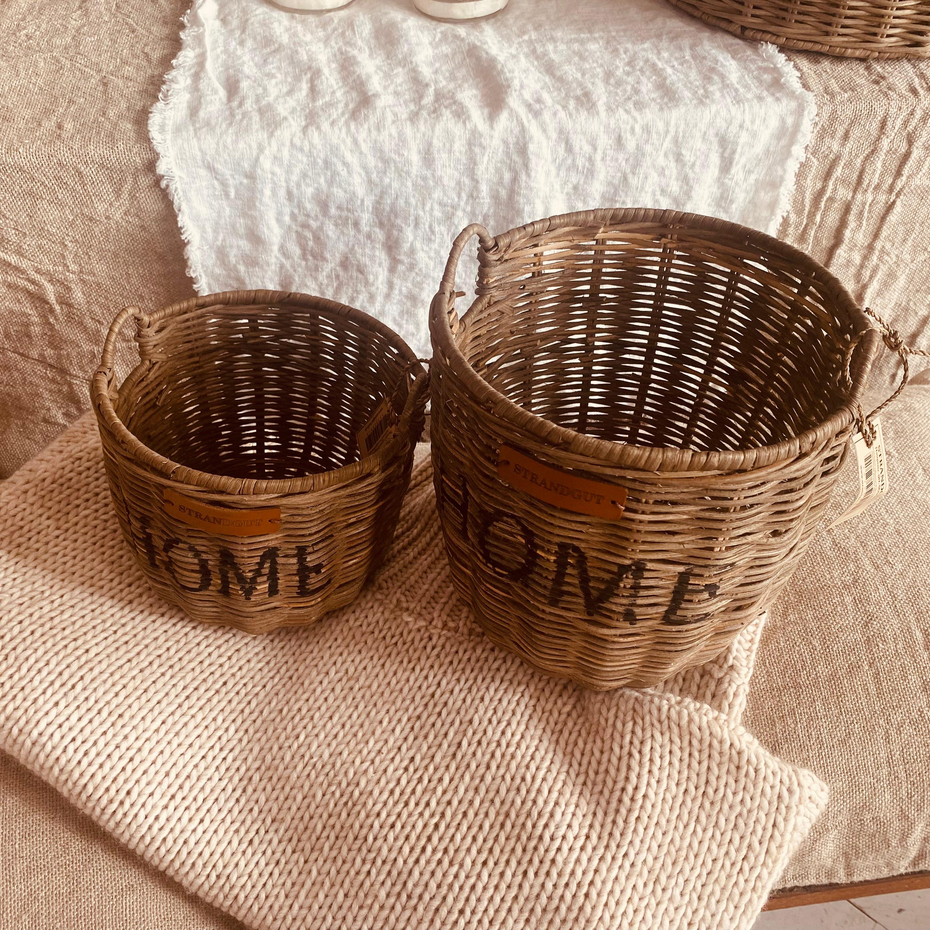 Rattan Basket HOME von STRANDGUT mit schwarzem HOME-Schriftzug und seitlichen Griffen in zwei Größen