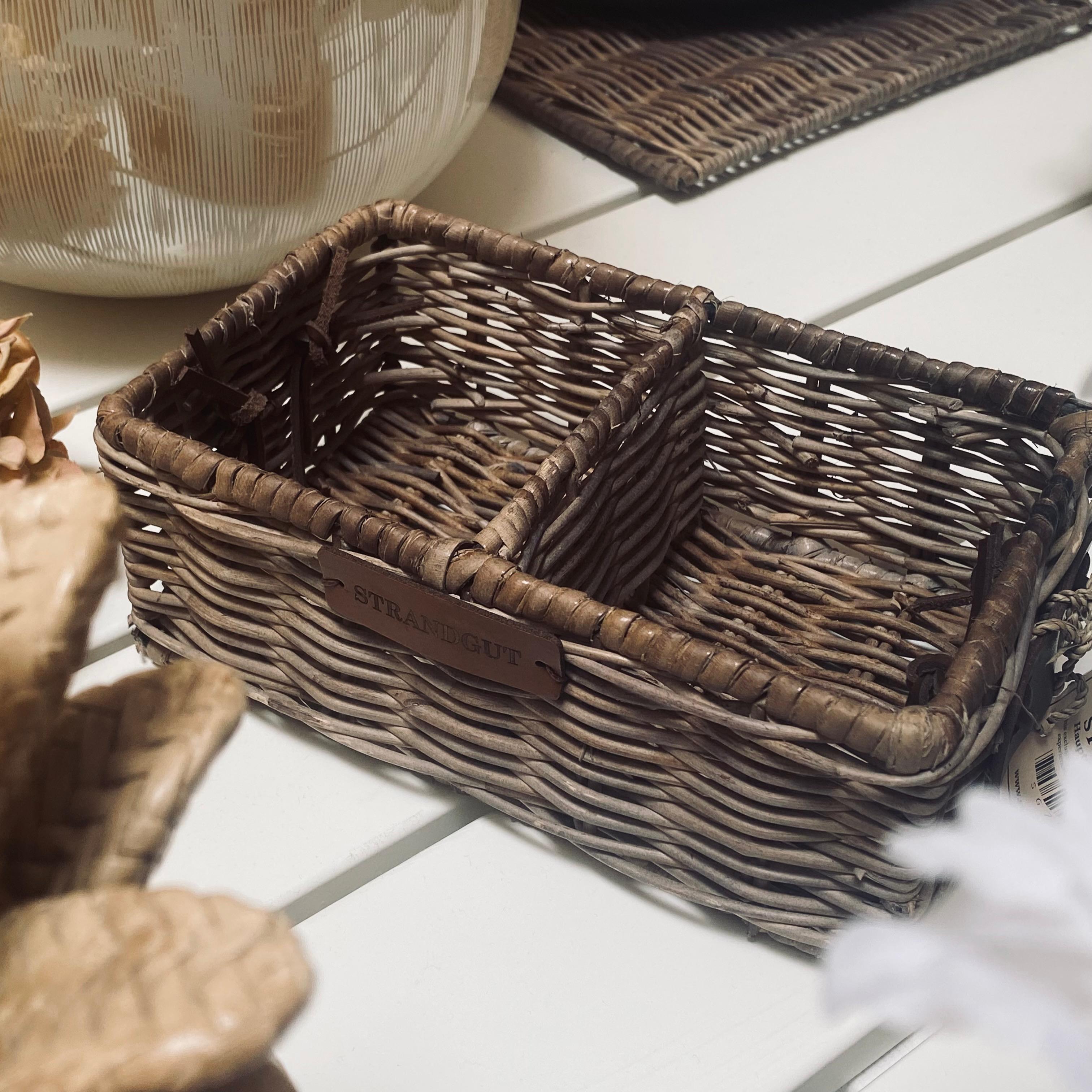 Small Rattan Caddy von STRANDGUT – kleiner geflochtener Rattan Organizer im natürlichen Landhausstil