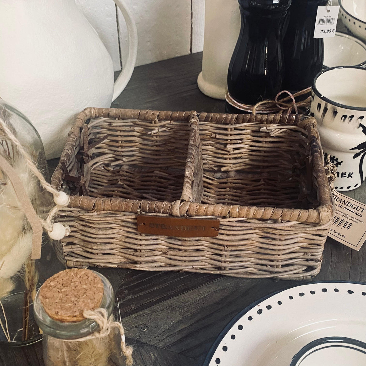 Small Rattan Caddy von STRANDGUT – kleiner geflochtener Rattan Organizer im natürlichen Landhausstil
