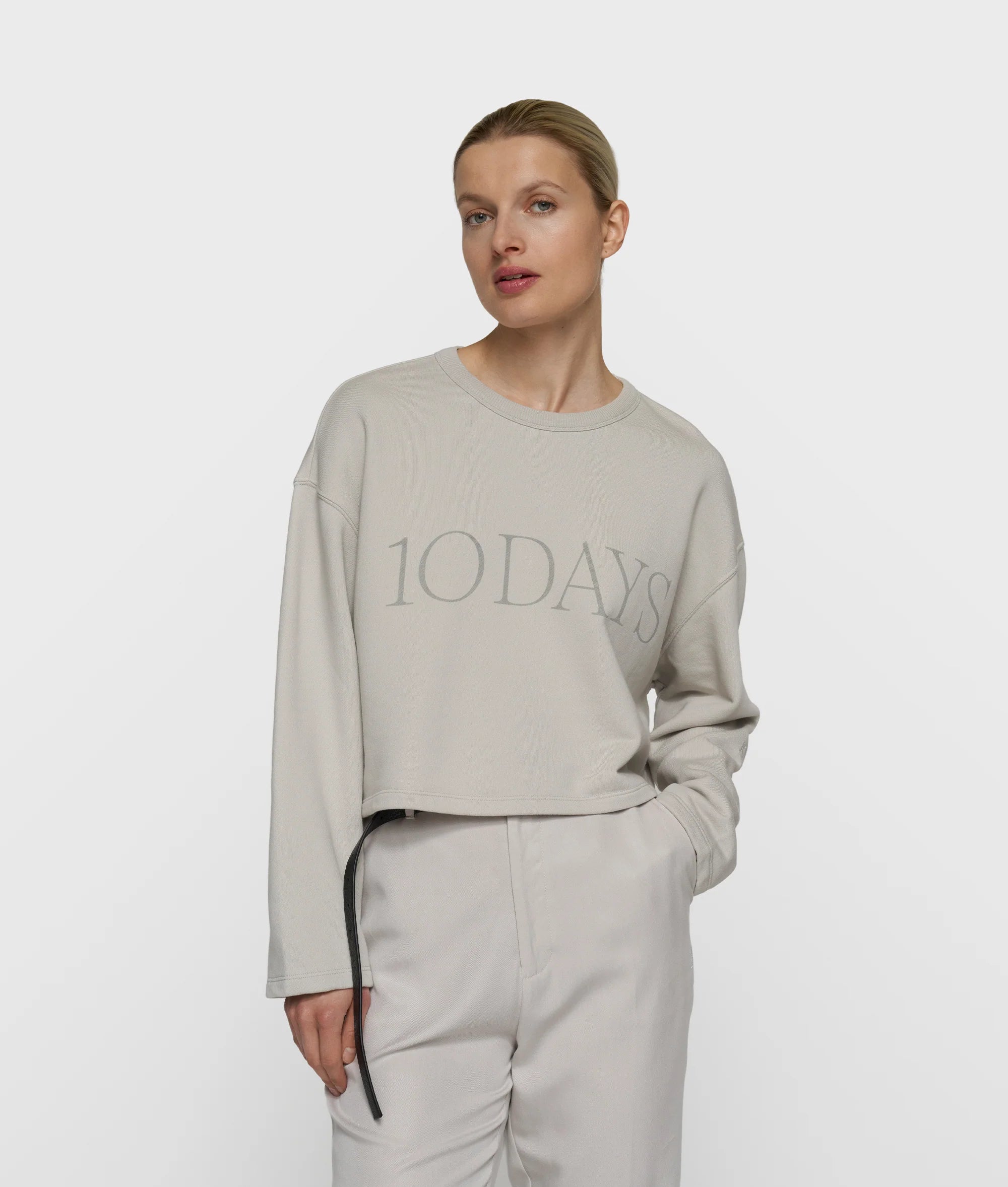 Kurzer 10DAYS Sweater in Stone mit tonalem 10DAYS Schriftzug und lässiger Cropped-Passform