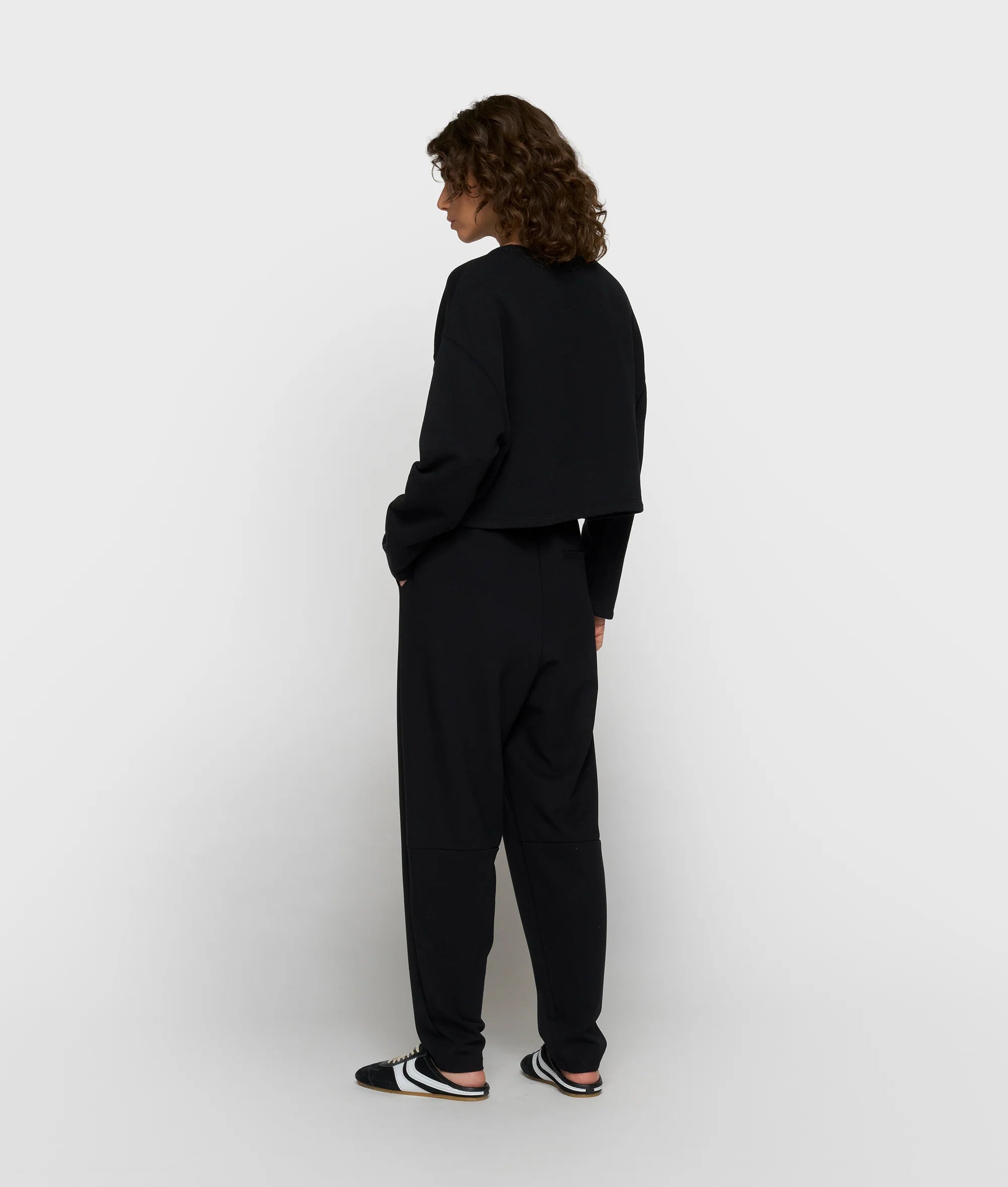 Kurzer 10DAYS Sweater in Schwarz mit großem tonalem 10DAYS Logo und weitem Schnitt