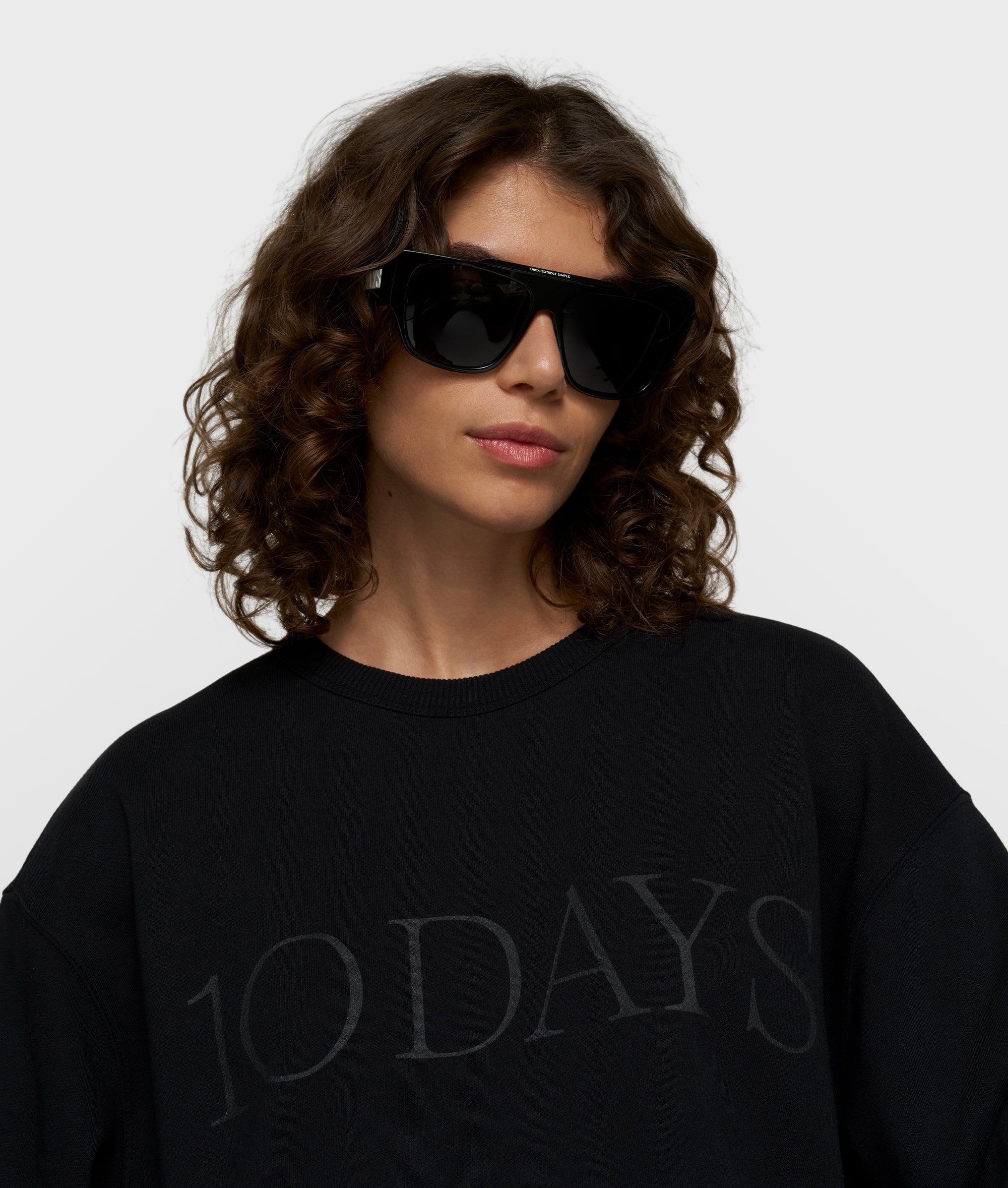 Kurzer 10DAYS Sweater in Schwarz mit großem tonalem 10DAYS Logo und weitem Schnitt