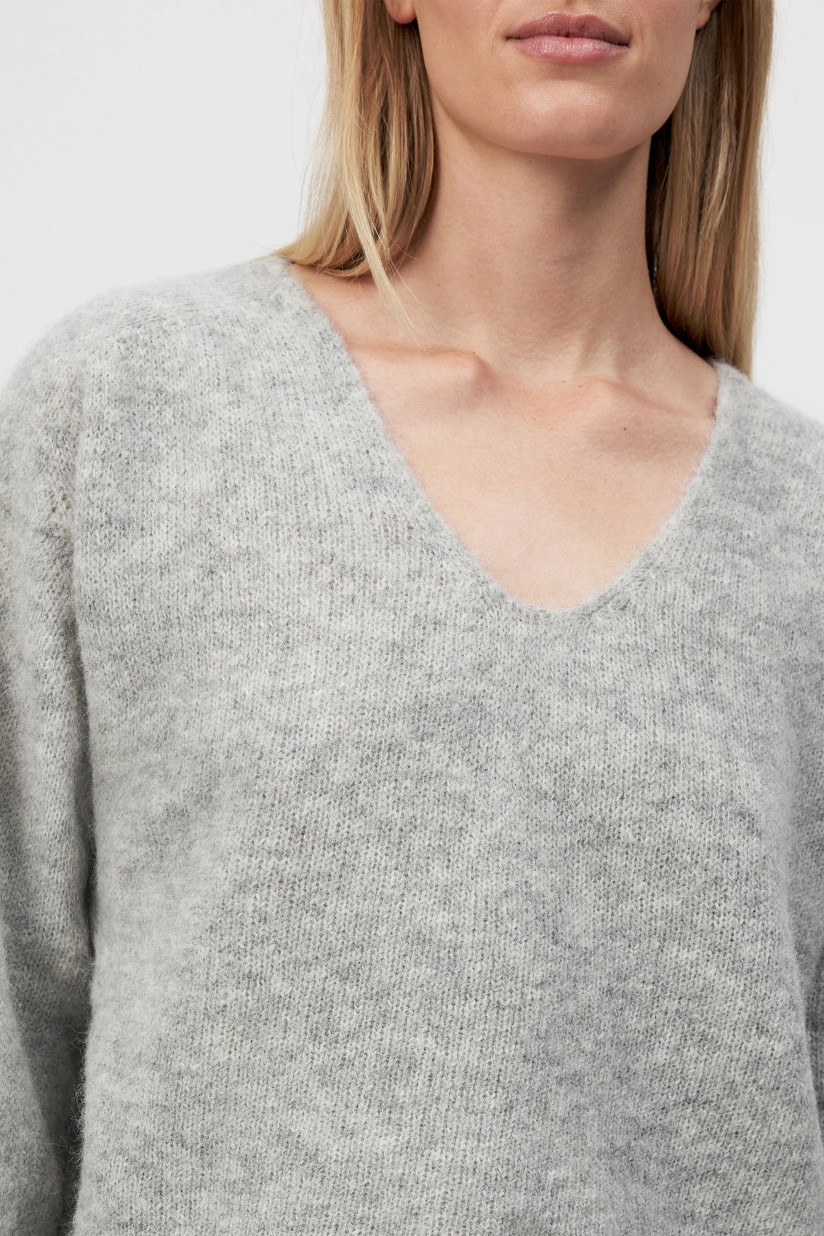 DRYKORN SOMAIJA Pullover in hellem meliertem Grey mit weitem Rundhalsausschnitt und verkürztem Schnitt