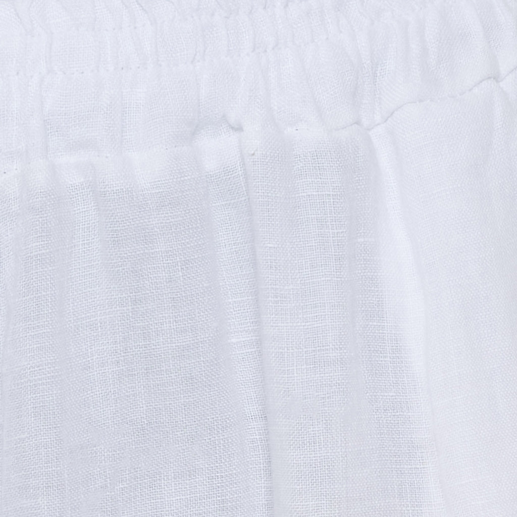 Knöchellange Leinenhose in Offwhite von Marta du Château mit elastischem Bund und weitem Bein. Detailaufnahme