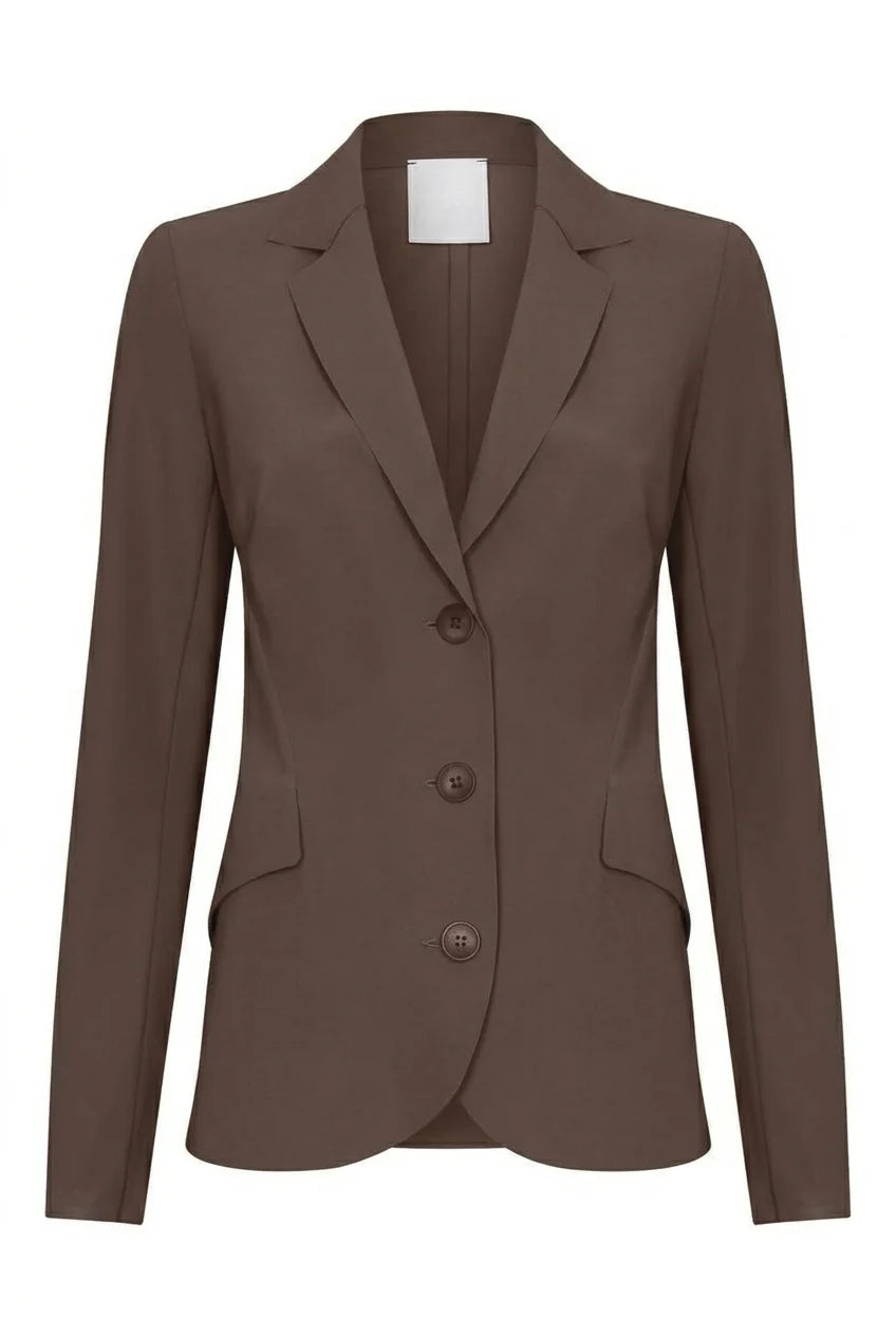 Japan TKY Blazer DANNO in Cacao mit Revers und Drei-Knopf-Verschluss am Model