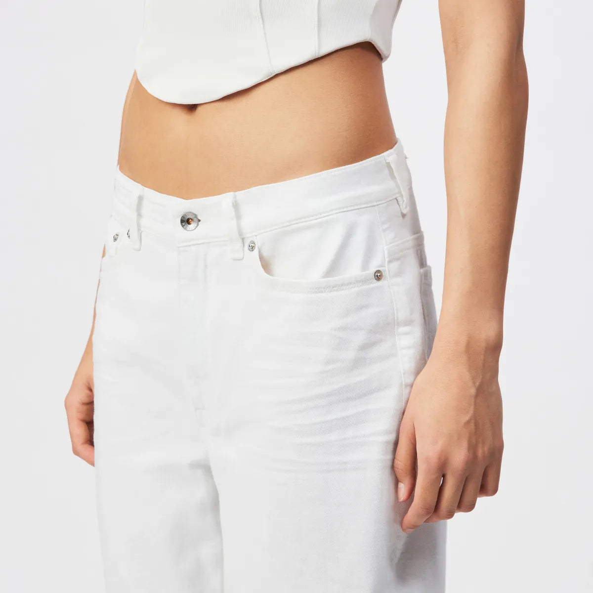 DRYKORN FLOWN Jeans aus weißem italienischem Denim mit Relaxed Fit, Low-Waist-Bund, schmal zulaufendem Bein und moderner Cropped-Länge.
