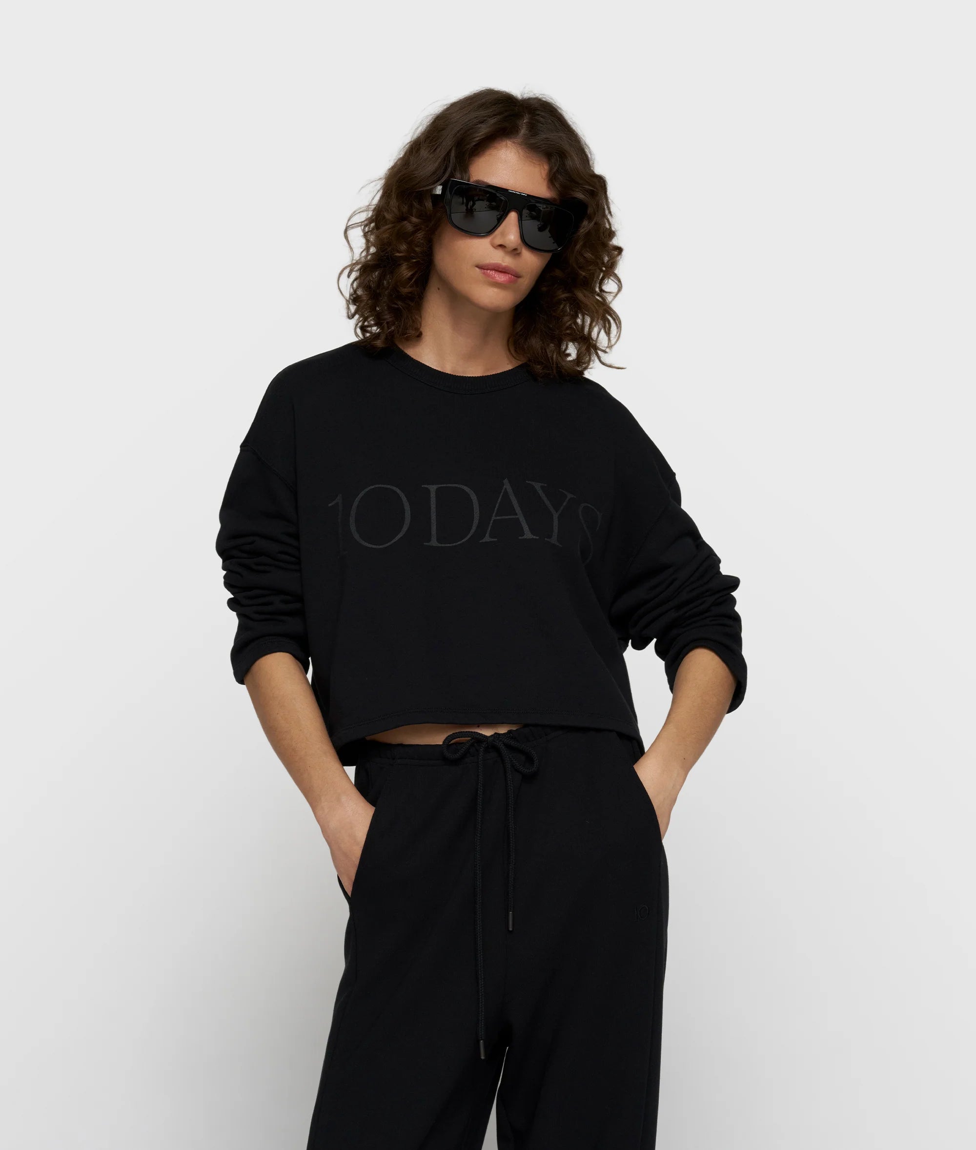 Kurzer 10DAYS Sweater in Schwarz mit großem tonalem 10DAYS Logo und weitem Schnitt