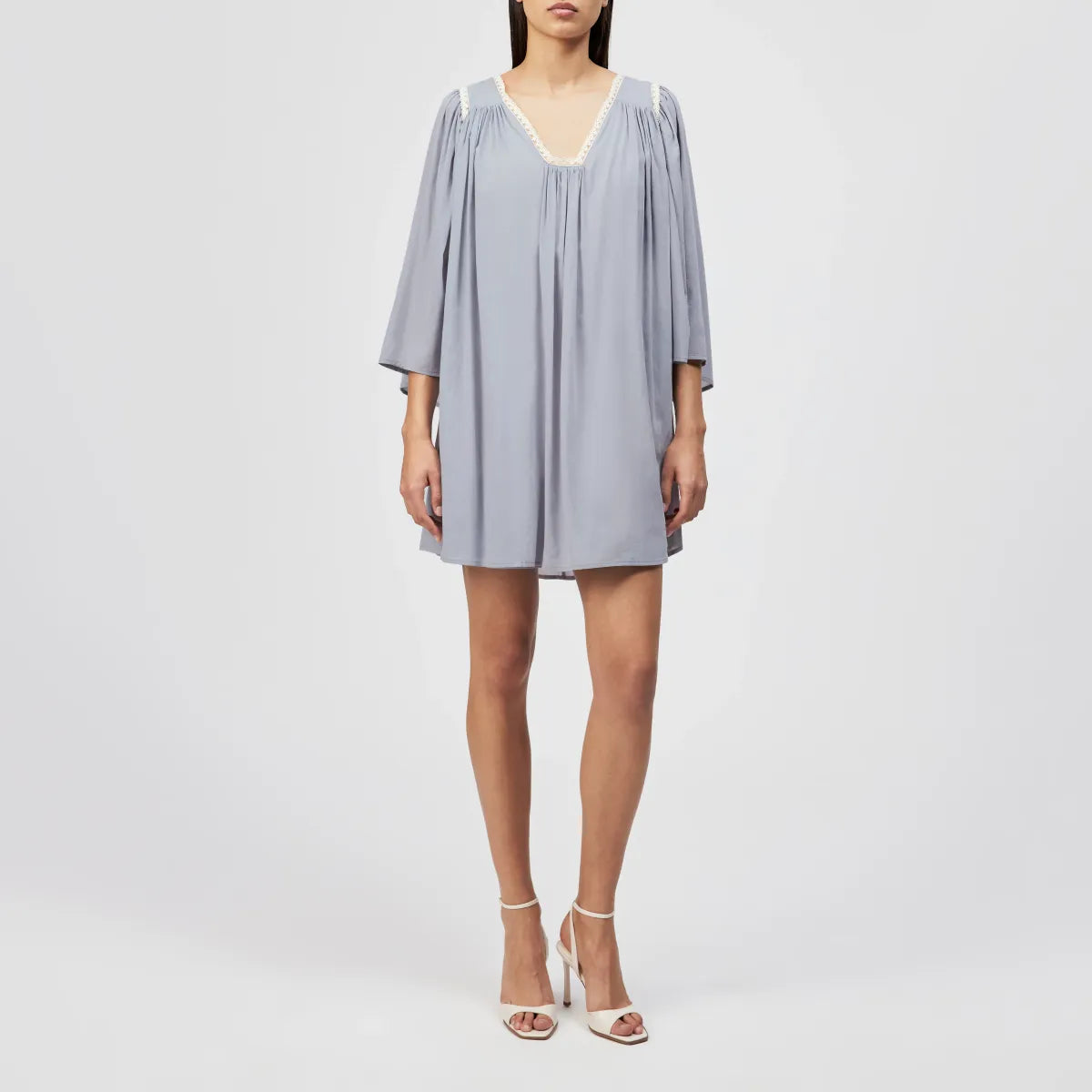 DRYKORN VAREEN Tunika-Kleid in Hellblau mit Spitzenbesatz am Ausschnitt, Relaxed Fit, A-Linie und langen Ärmeln in Mini-Länge.
