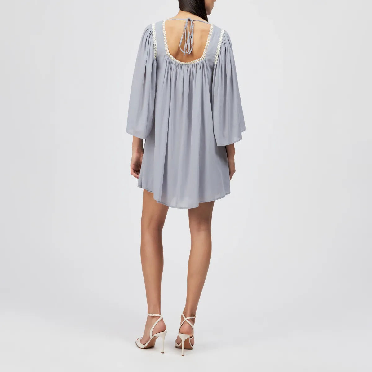DRYKORN VAREEN Tunika-Kleid in Hellblau mit Spitzenbesatz am Ausschnitt, Relaxed Fit, A-Linie und langen Ärmeln in Mini-Länge.