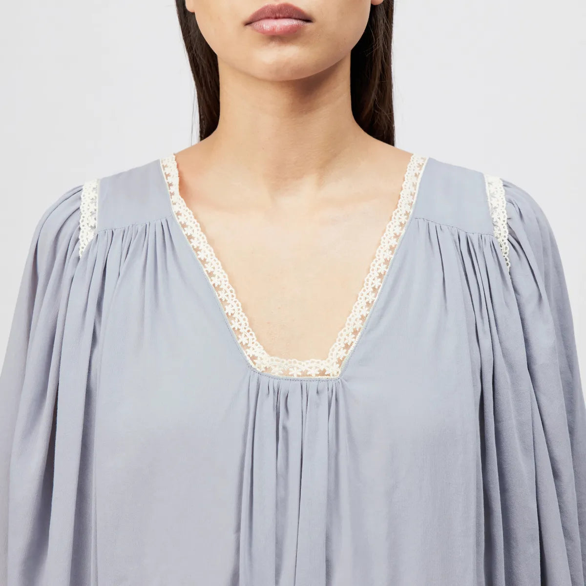 DRYKORN VAREEN Tunika-Kleid in Hellblau mit Spitzenbesatz am Ausschnitt, Relaxed Fit, A-Linie und langen Ärmeln in Mini-Länge.