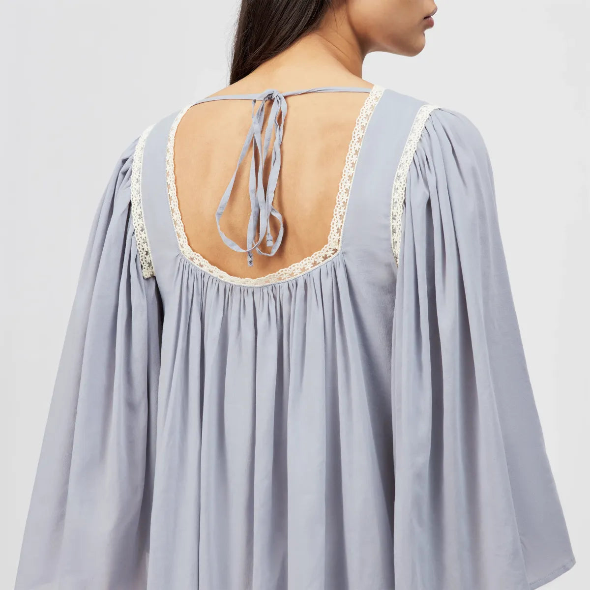 DRYKORN VAREEN Tunika-Kleid in Hellblau mit Spitzenbesatz am Ausschnitt, Relaxed Fit, A-Linie und langen Ärmeln in Mini-Länge.