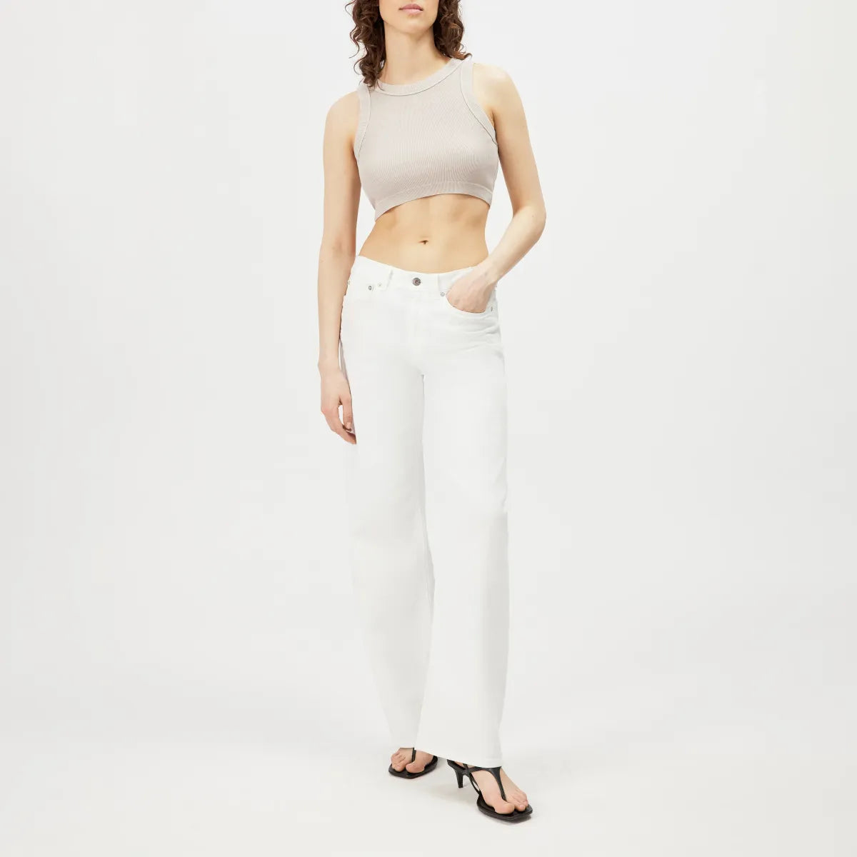 DRYKORN NADEEN Jerseytop aus Baumwolle mit Rippenstruktur, Rundhalsausschnitt, Slim Fit und verkürzter Länge im modernen Used-Look.
