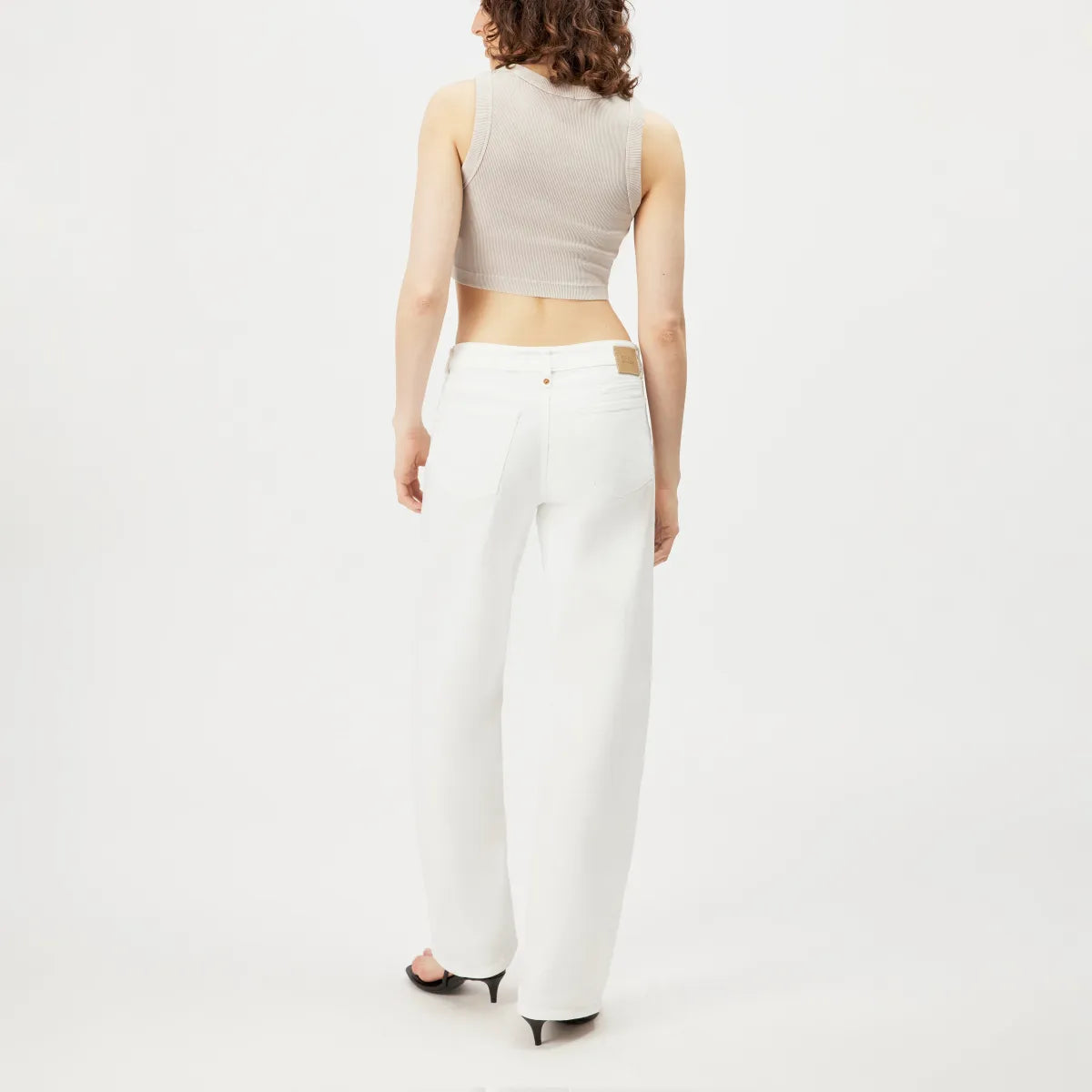 DRYKORN NADEEN Jerseytop aus Baumwolle mit Rippenstruktur, Rundhalsausschnitt, Slim Fit und verkürzter Länge im modernen Used-Look.