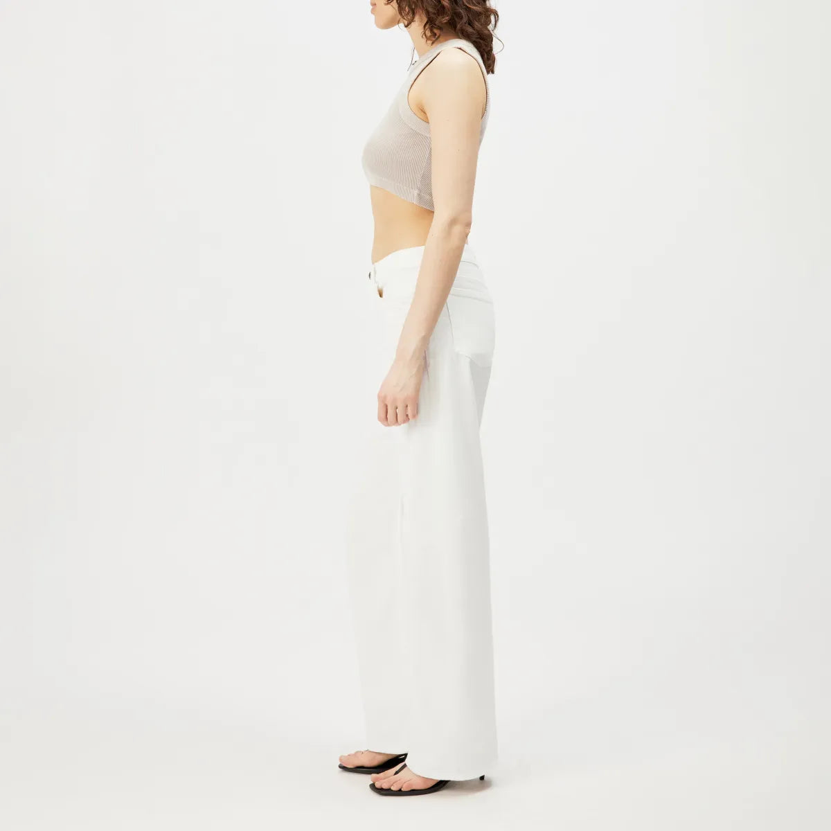 DRYKORN NADEEN Jerseytop aus Baumwolle mit Rippenstruktur, Rundhalsausschnitt, Slim Fit und verkürzter Länge im modernen Used-Look.