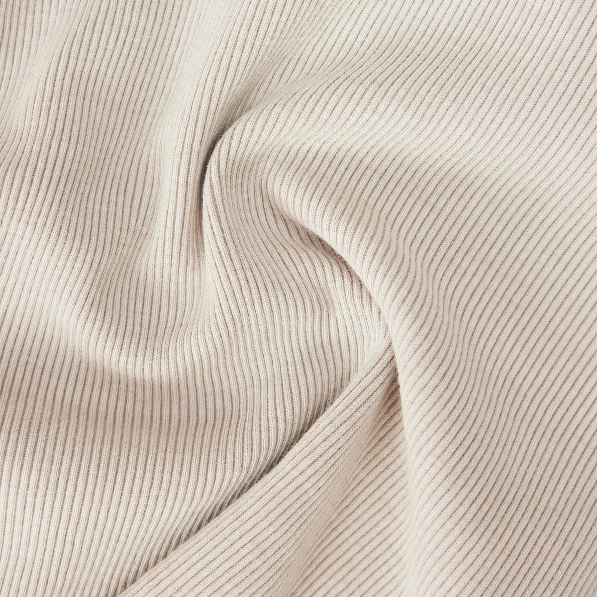 DRYKORN NADEEN Jerseytop aus Baumwolle mit Rippenstruktur, Rundhalsausschnitt, Slim Fit und verkürzter Länge im modernen Used-Look.