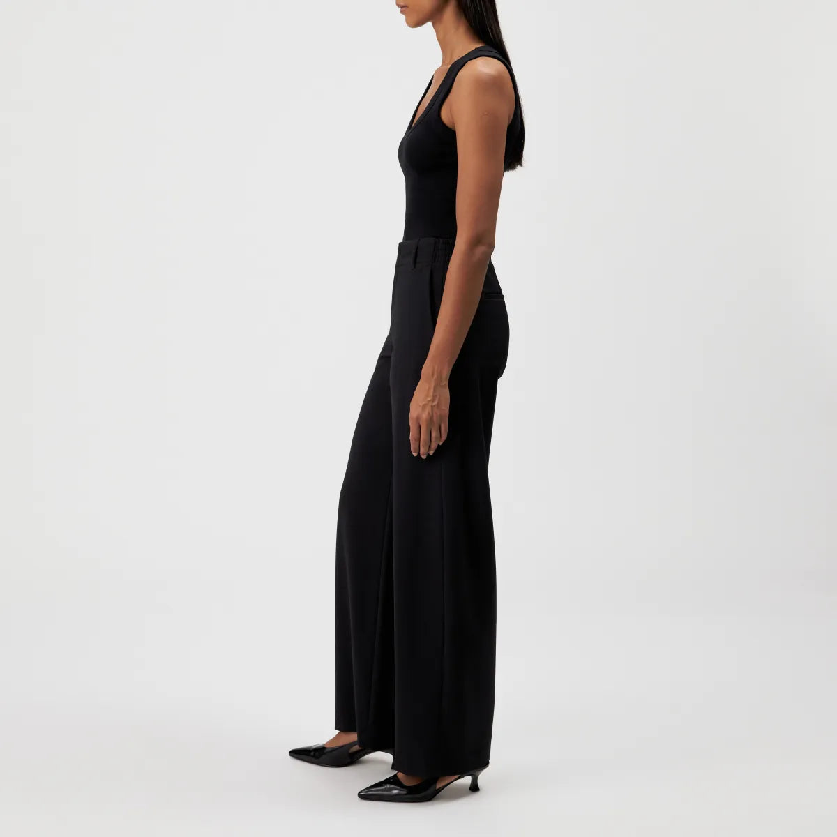 DRYKORN DUTIFUL Hose mit modernem Barrel-Leg-Schnitt, Mid Waist und elastischem Komfortbund. Hochwertiger Materialmix mit klarer, eleganter Optik.