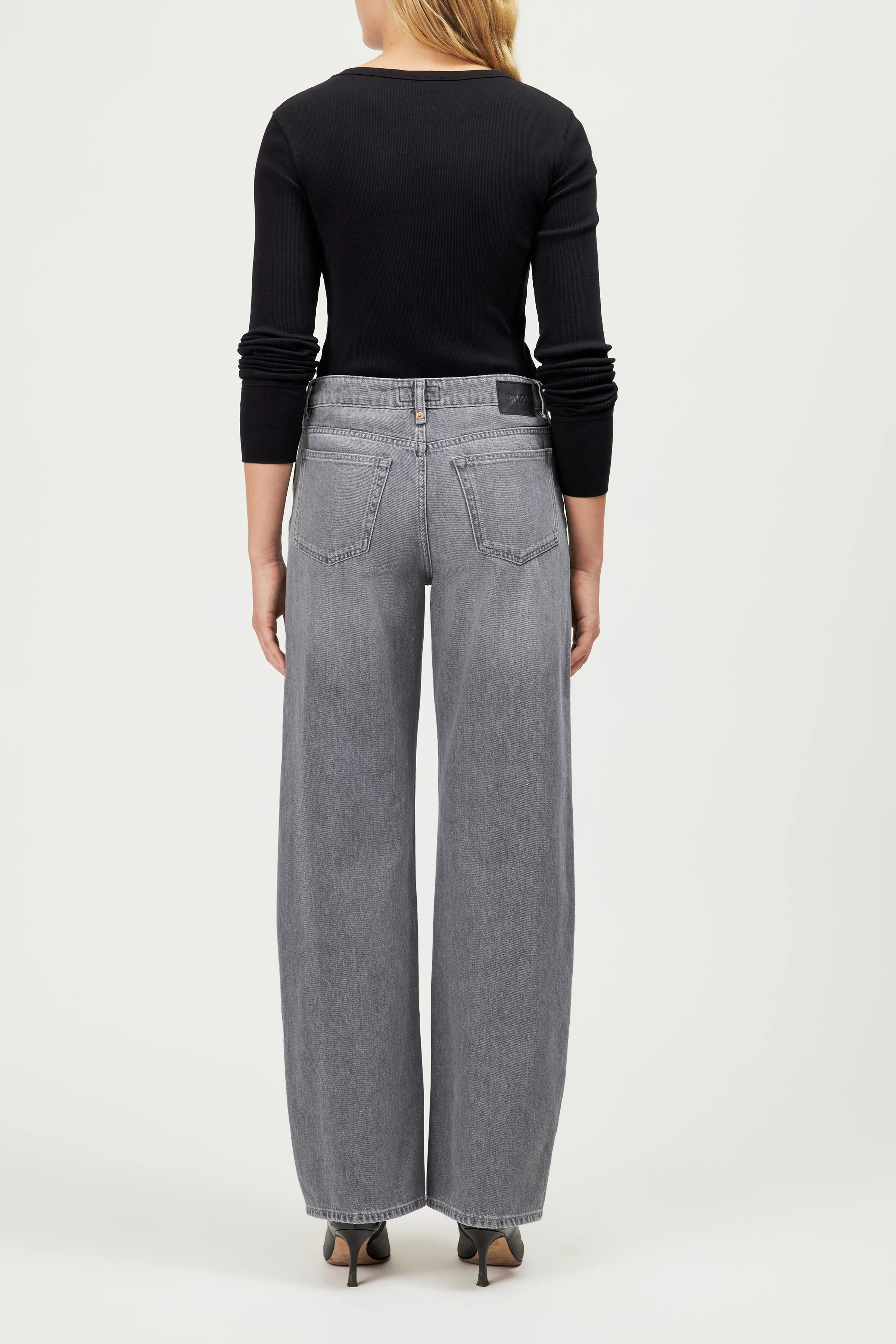 DRYKORN MEDLEY Barrel Leg Jeans in Hellgrau mit Mid-Waist-Passform und Relaxed Fit aus 100 % Baumwolle.