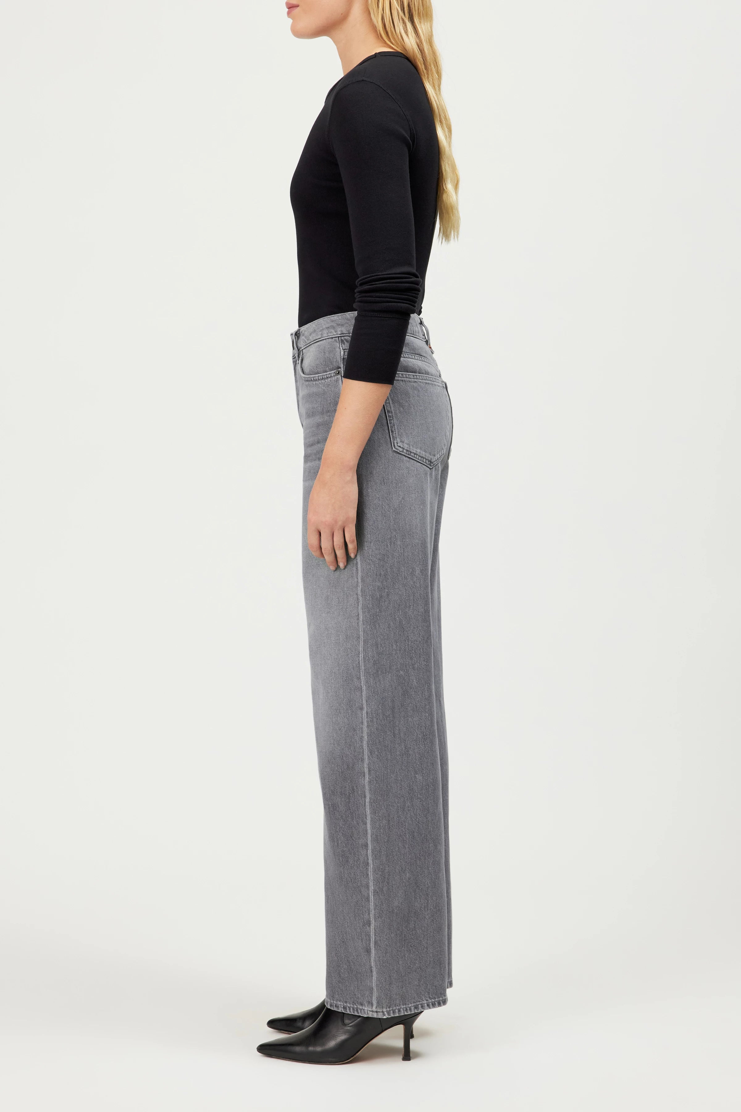 DRYKORN MEDLEY Barrel Leg Jeans in Hellgrau mit Mid-Waist-Passform und Relaxed Fit aus 100 % Baumwolle.
