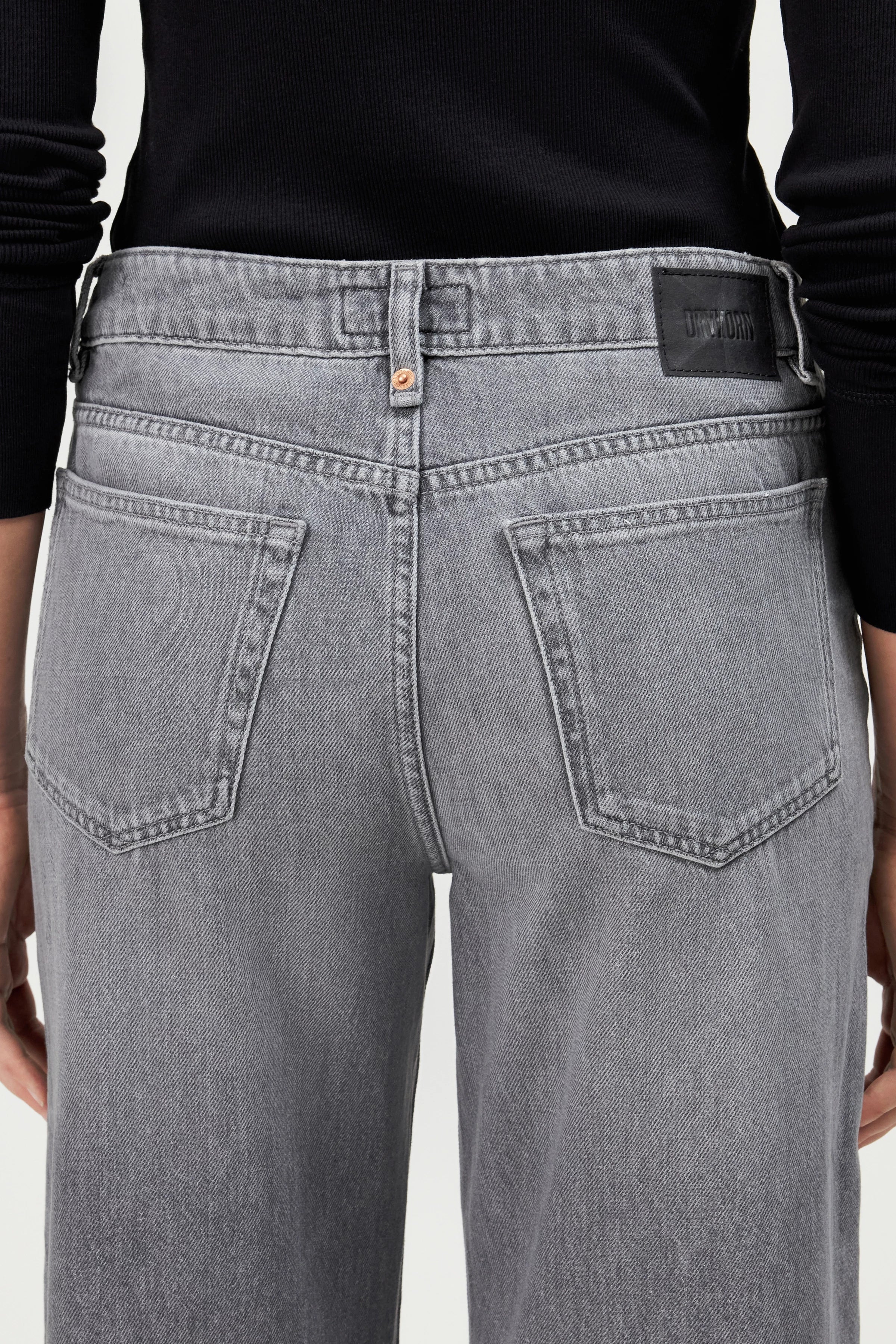 DRYKORN MEDLEY Barrel Leg Jeans in Hellgrau mit Mid-Waist-Passform und Relaxed Fit aus 100 % Baumwolle.