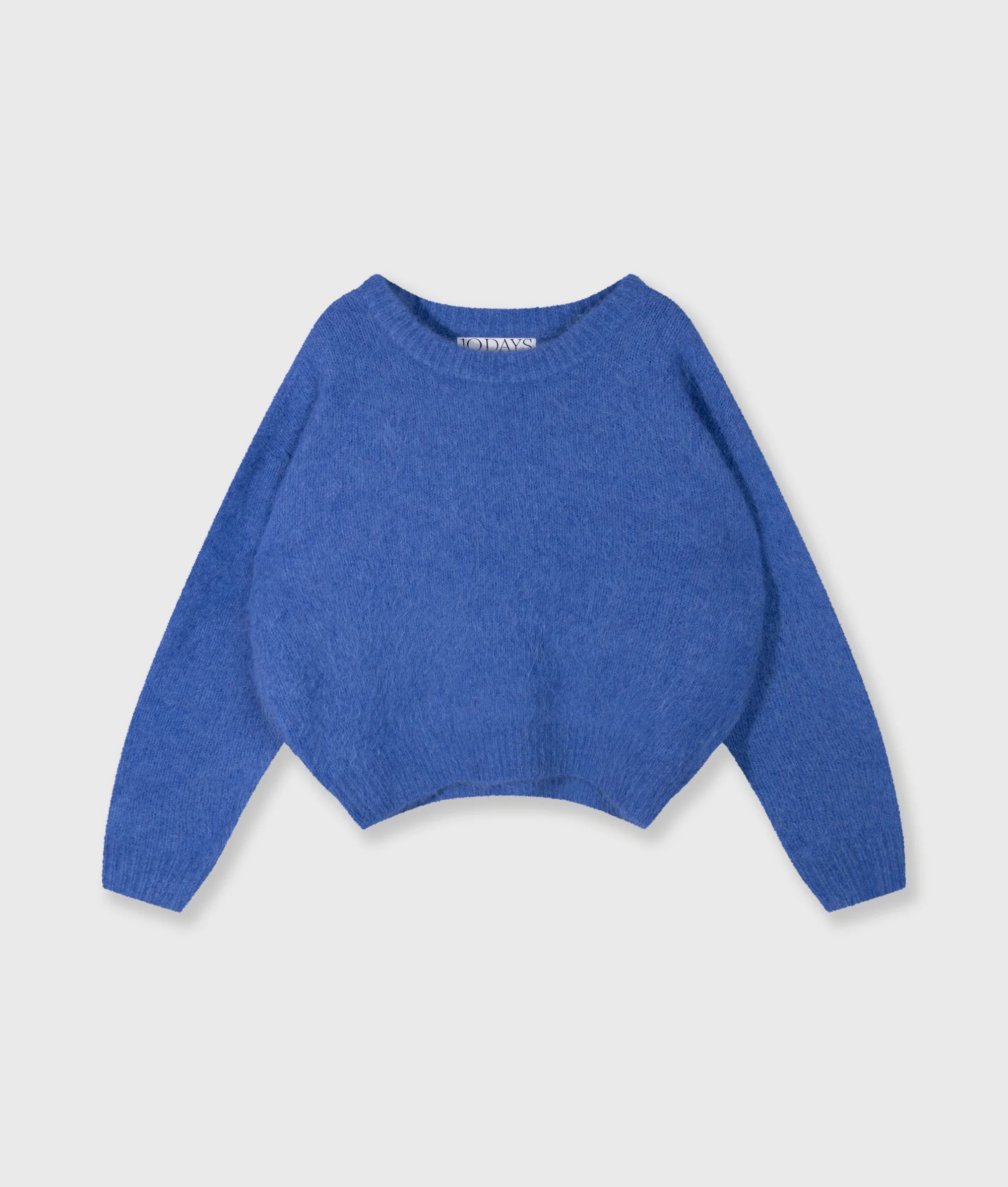 0 Days Amsterdam Hairy Knit Sweater in Ultramarine – weicher flauschiger Strickpullover in leuchtendem Blau mit lässiger Passform