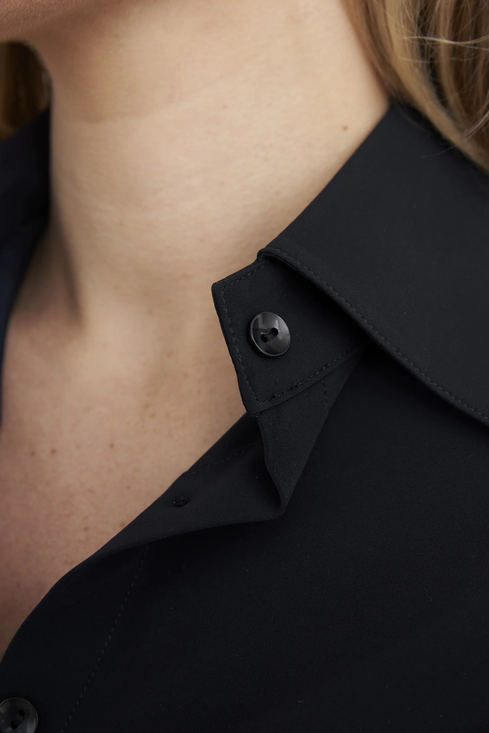 Japan TKY Bluse AYAKA in Deep Black aus Regular-Travelqualität am Model
