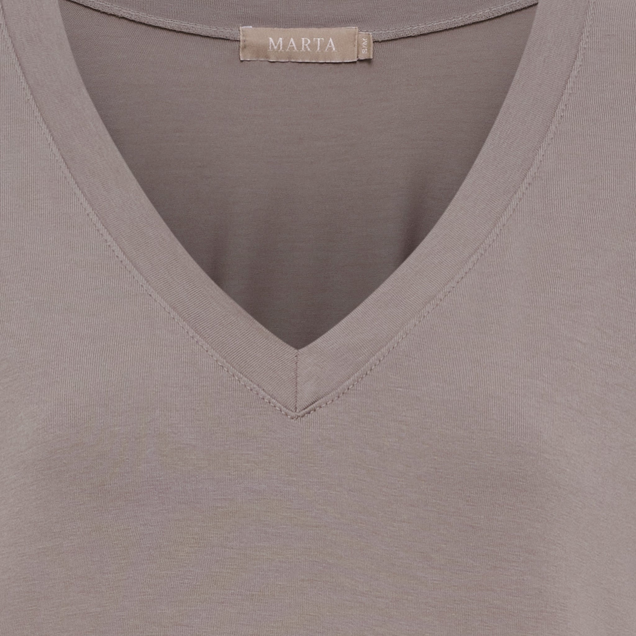 Marta du Château Maxikleid in Taupe mit V-Ausschnitt und kurzen umgeschlagenen Ärmeln. Locker geschnittenes Jerseykleid in fließender Qualität, ideal für einen entspannten Sommer-Look.
