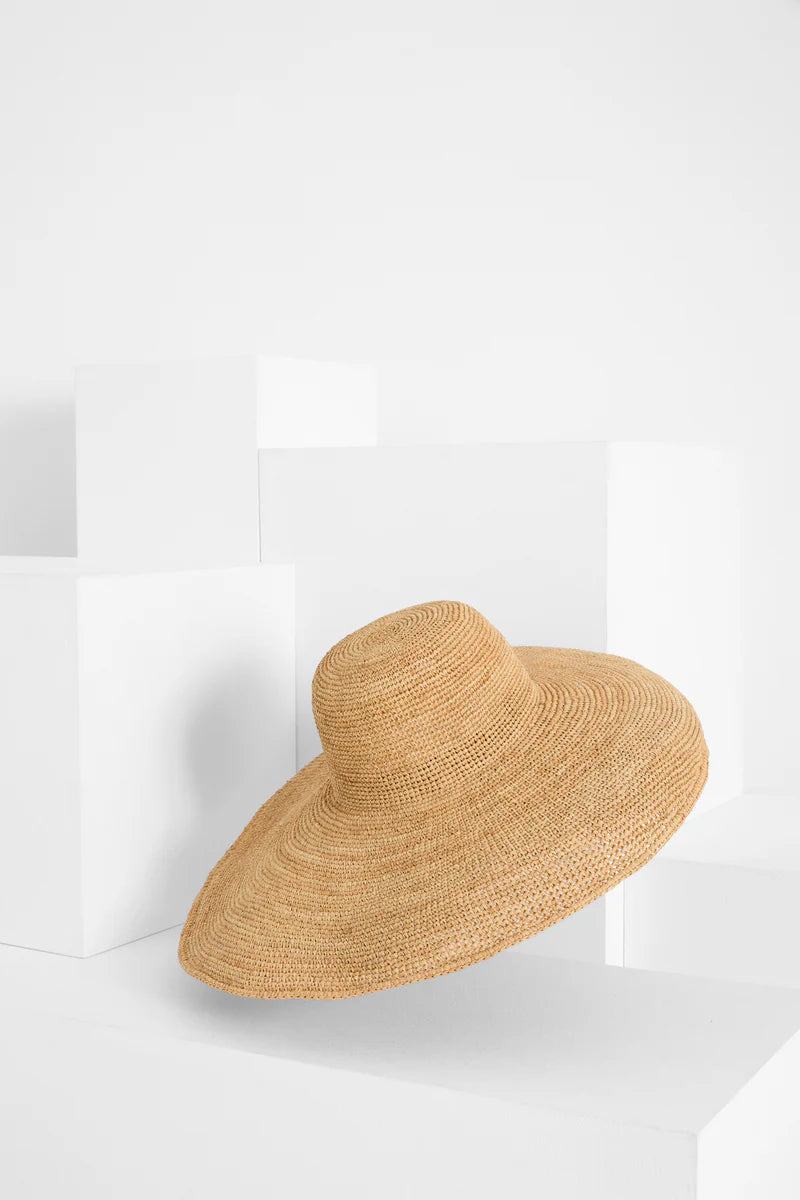 IBELIV IZY Sonnenhut aus handgefertigtem Raffia mit breiter Krempe und natürlicher Flechtstruktur